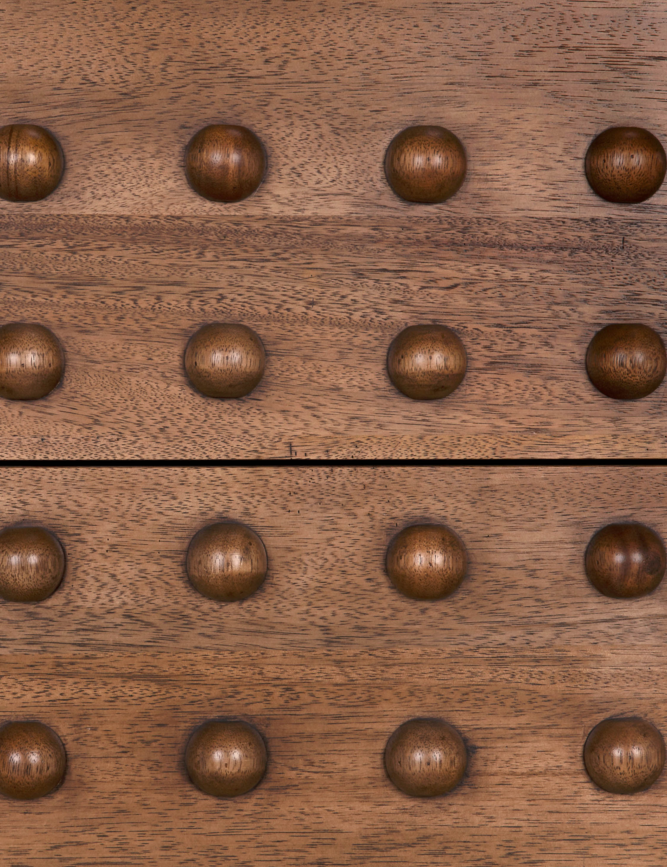 Commode - associe des détails géométriques audacieux à une riche finition noyer, offrant une approche distinctive du