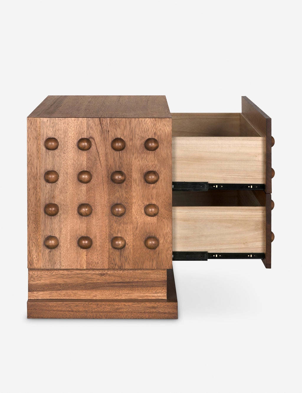 Commode - associe des détails géométriques audacieux à une riche finition noyer, offrant une approche distinctive du