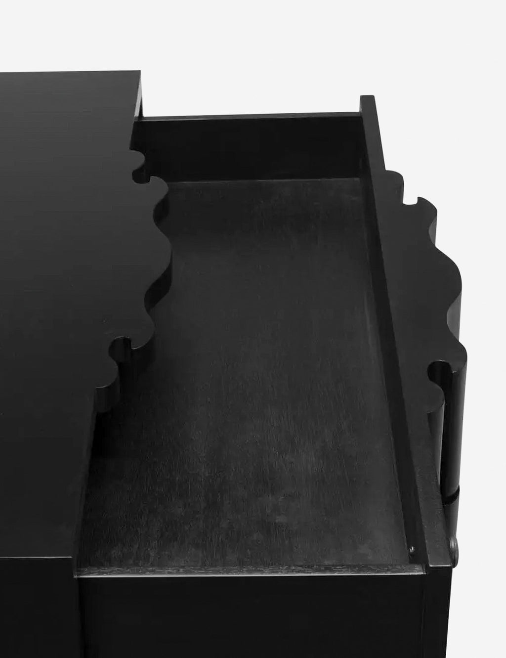 Commode - Des courbes sculptées dans une finition élégante donnent à la commode un style affirmé