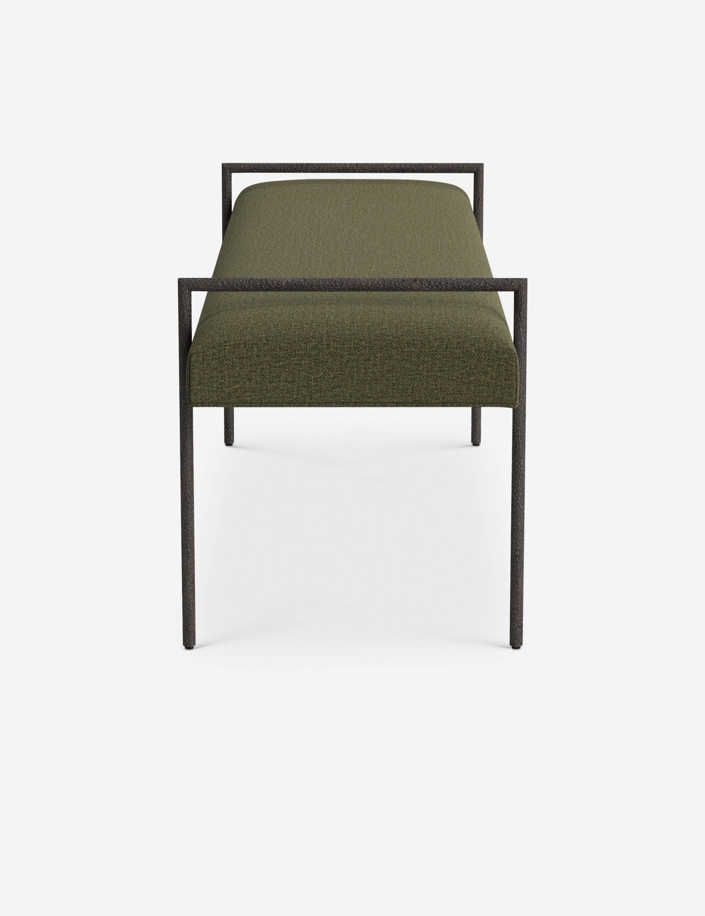 Banc - Une assise fine rembourrée repose sur un cadre métallique épuré, conférant à ce banc un profil net et architectural