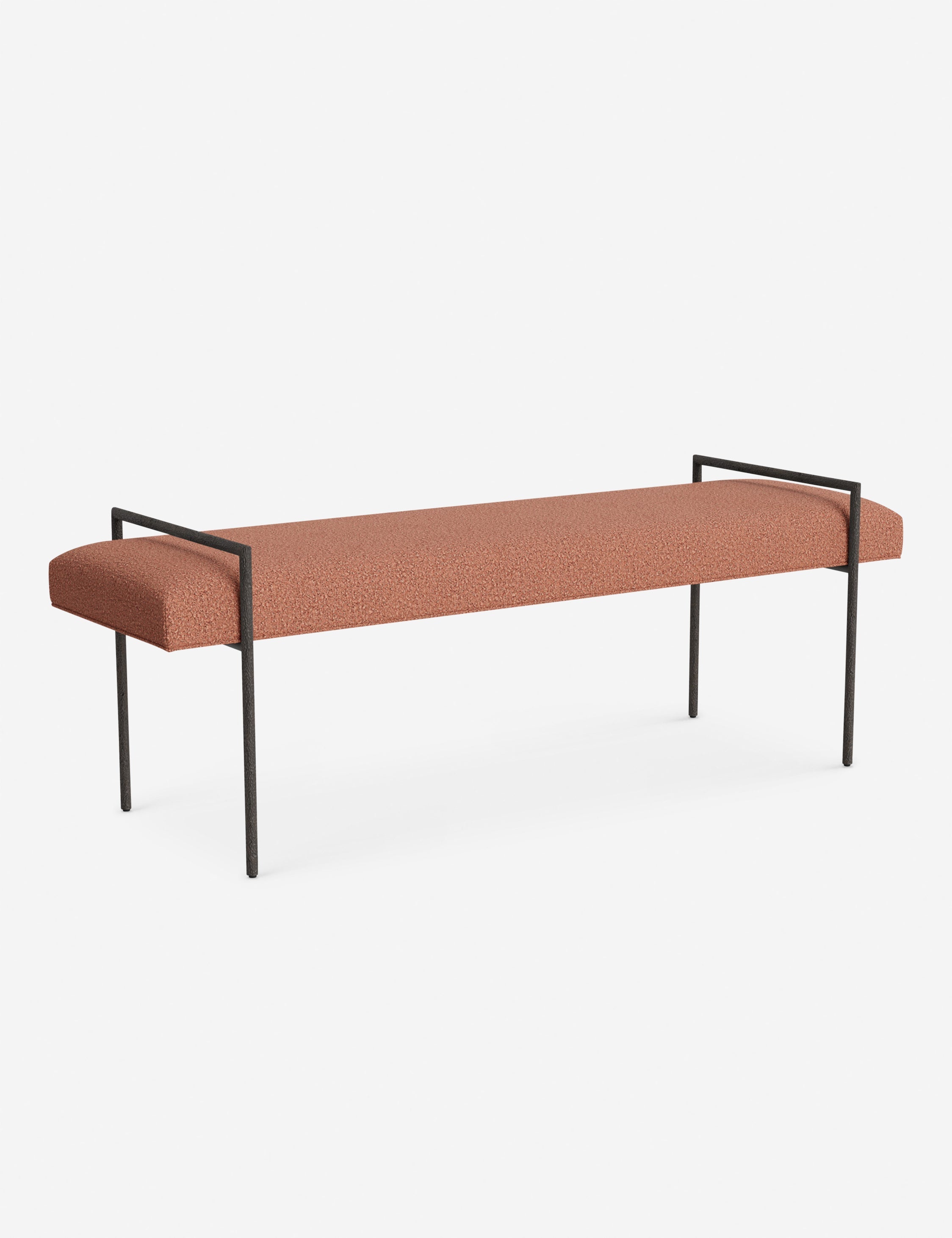 Banc - Une assise fine rembourrée repose sur un cadre métallique épuré, conférant à ce banc un profil net et architectural