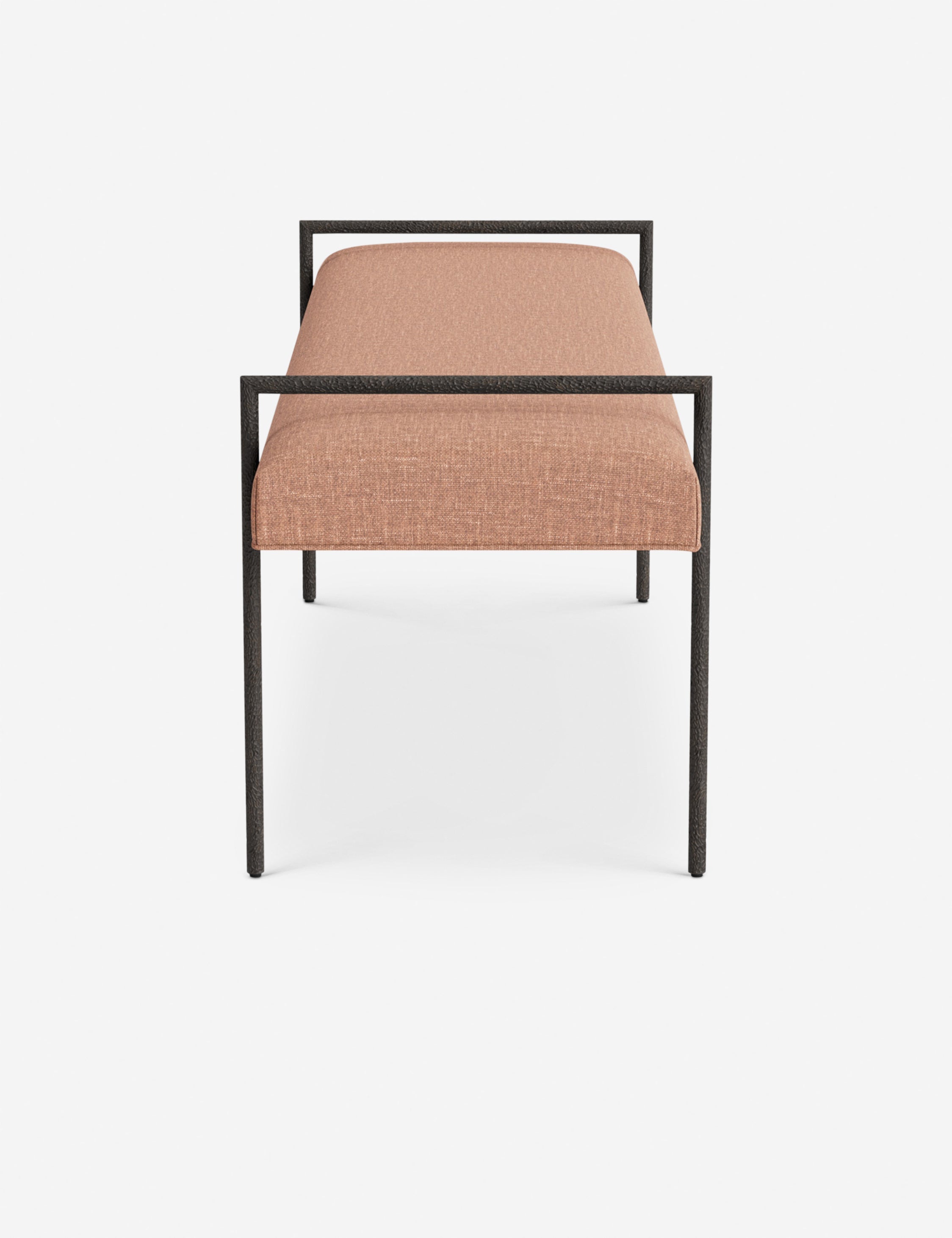Banc - Une assise fine rembourrée repose sur un cadre métallique épuré, conférant à ce banc un profil net et architectural