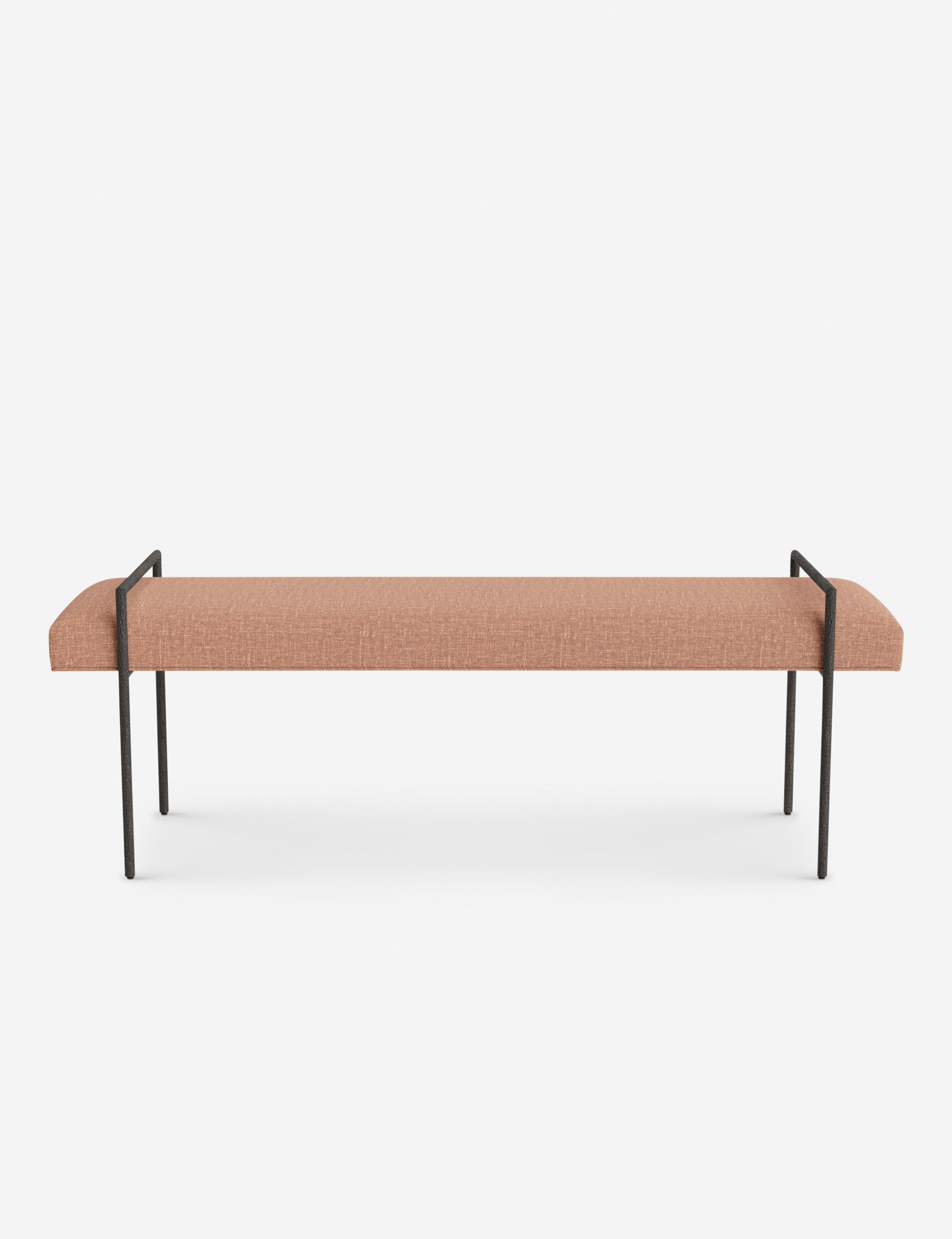 Banc - Une assise fine rembourrée repose sur un cadre métallique épuré, conférant à ce banc un profil net et architectural
