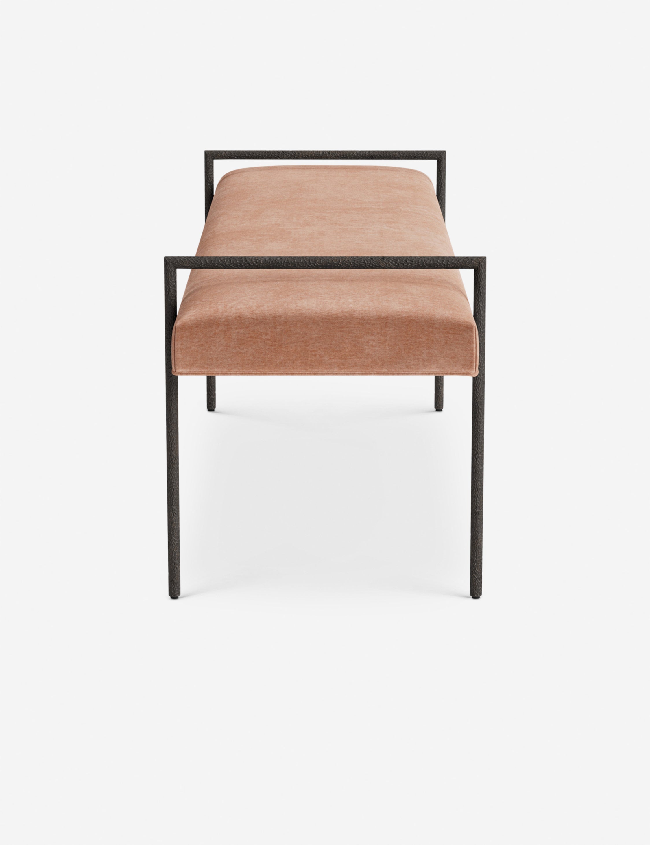 Banc - Une assise fine rembourrée repose sur un cadre métallique épuré, conférant à ce banc un profil net et architectural