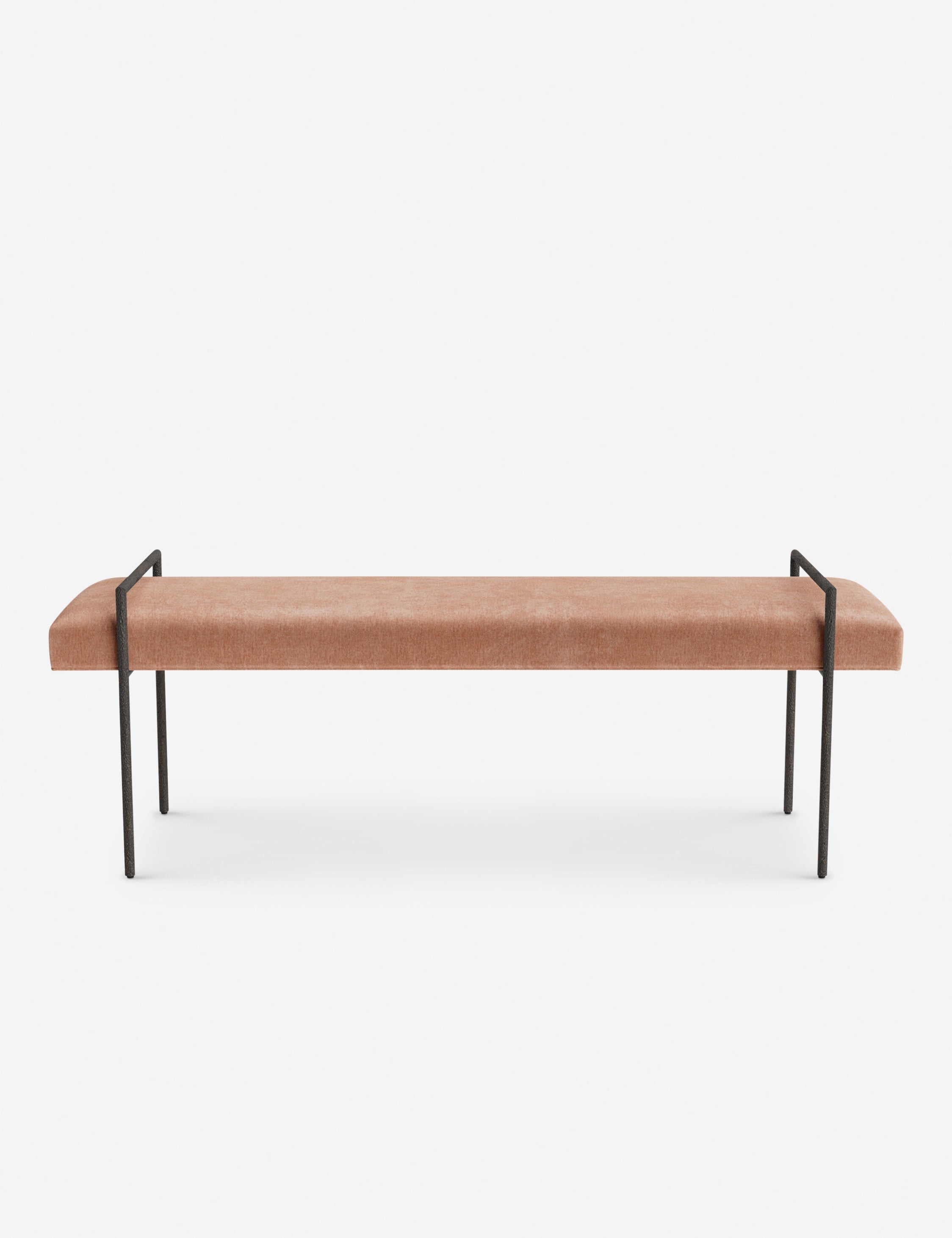 Banc - Une assise fine rembourrée repose sur un cadre métallique épuré, conférant à ce banc un profil net et architectural