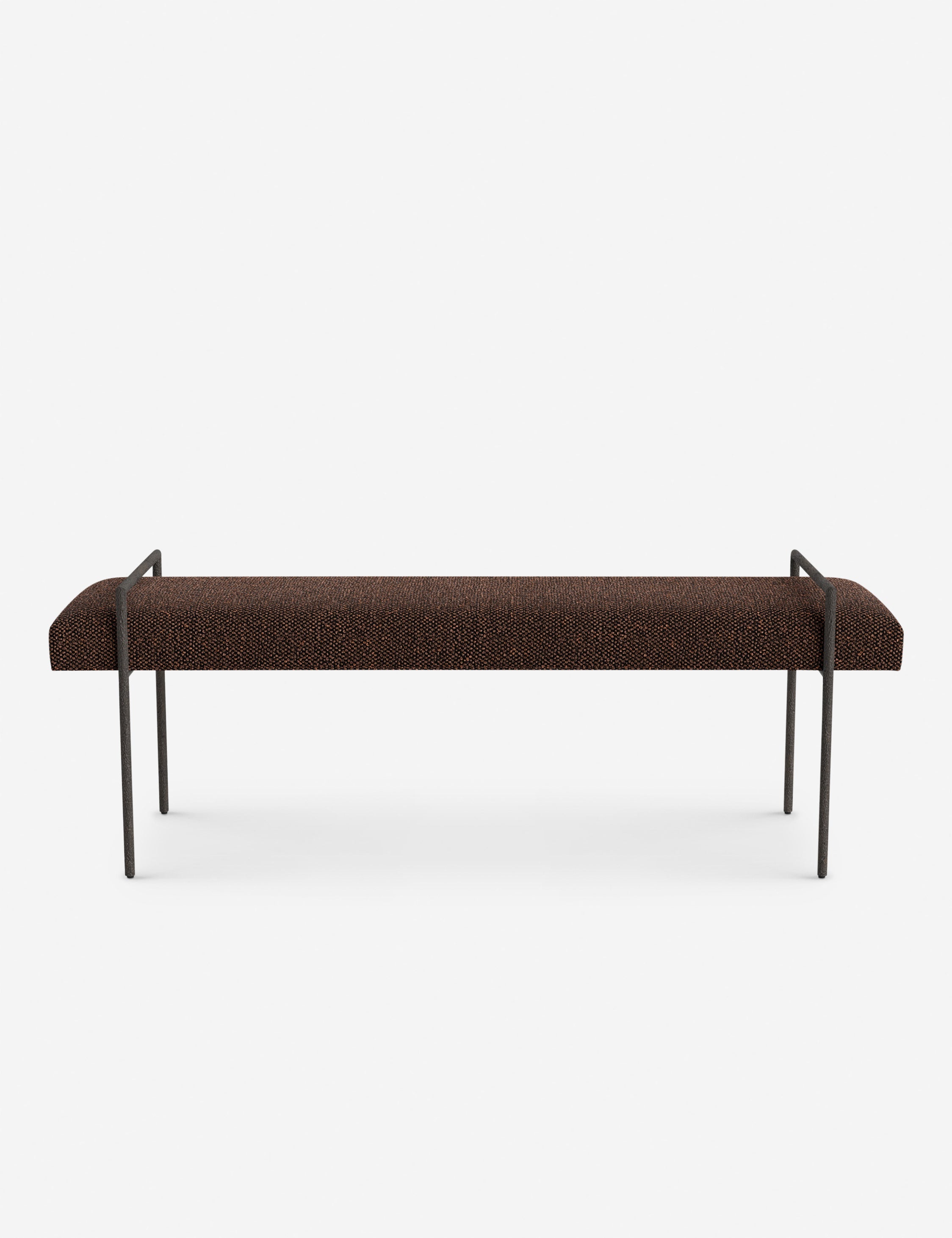 Banc - Une assise fine rembourrée repose sur un cadre métallique épuré, conférant à ce banc un profil net et architectural