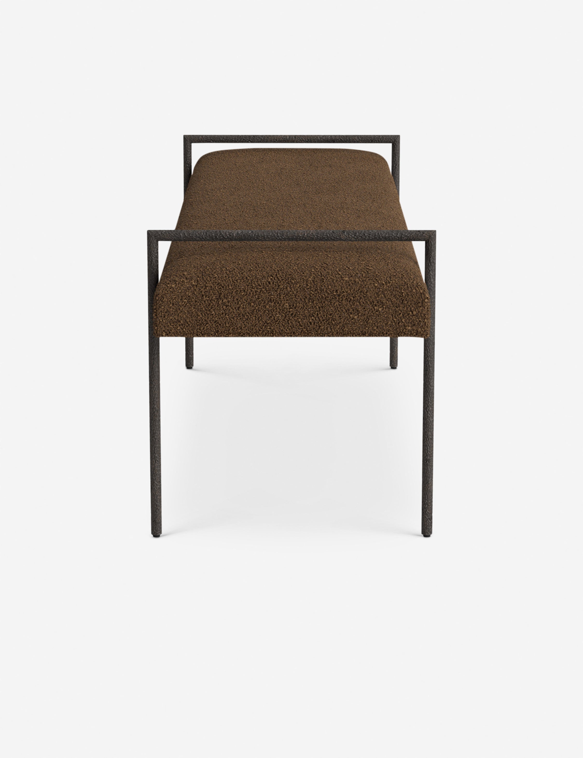 Banc - Une assise fine rembourrée repose sur un cadre métallique épuré, conférant à ce banc un profil net et architectural