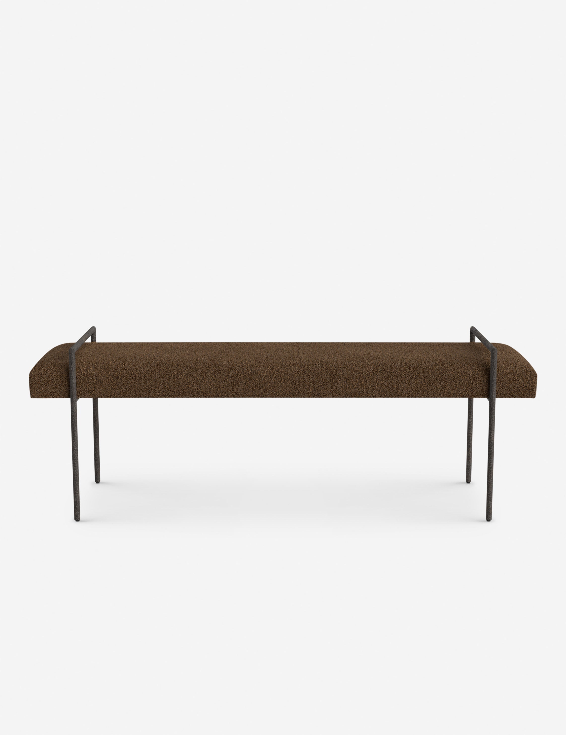 Banc - Une assise fine rembourrée repose sur un cadre métallique épuré, conférant à ce banc un profil net et architectural