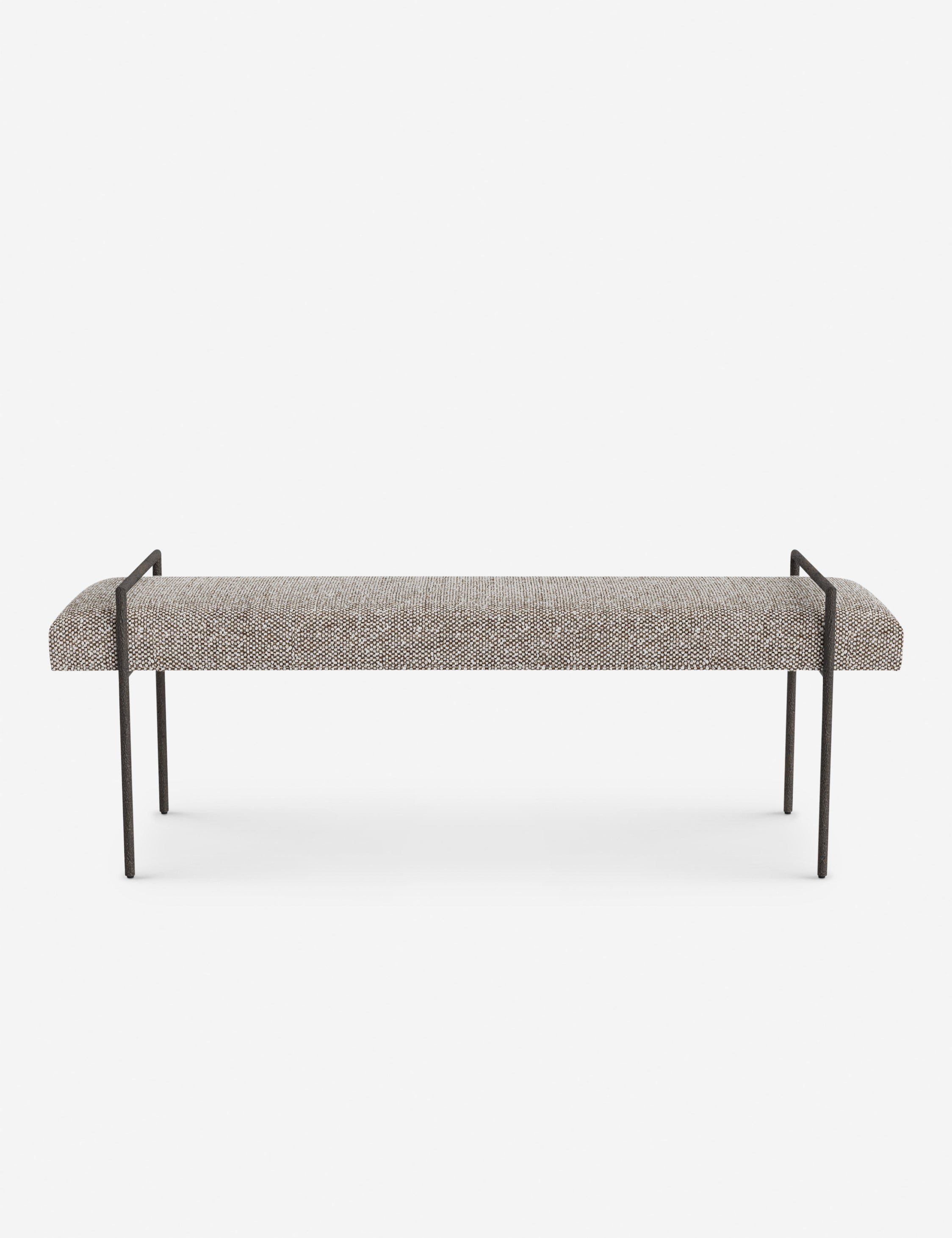 Banc - Une assise fine rembourrée repose sur un cadre métallique épuré, conférant à ce banc un profil net et architectural
