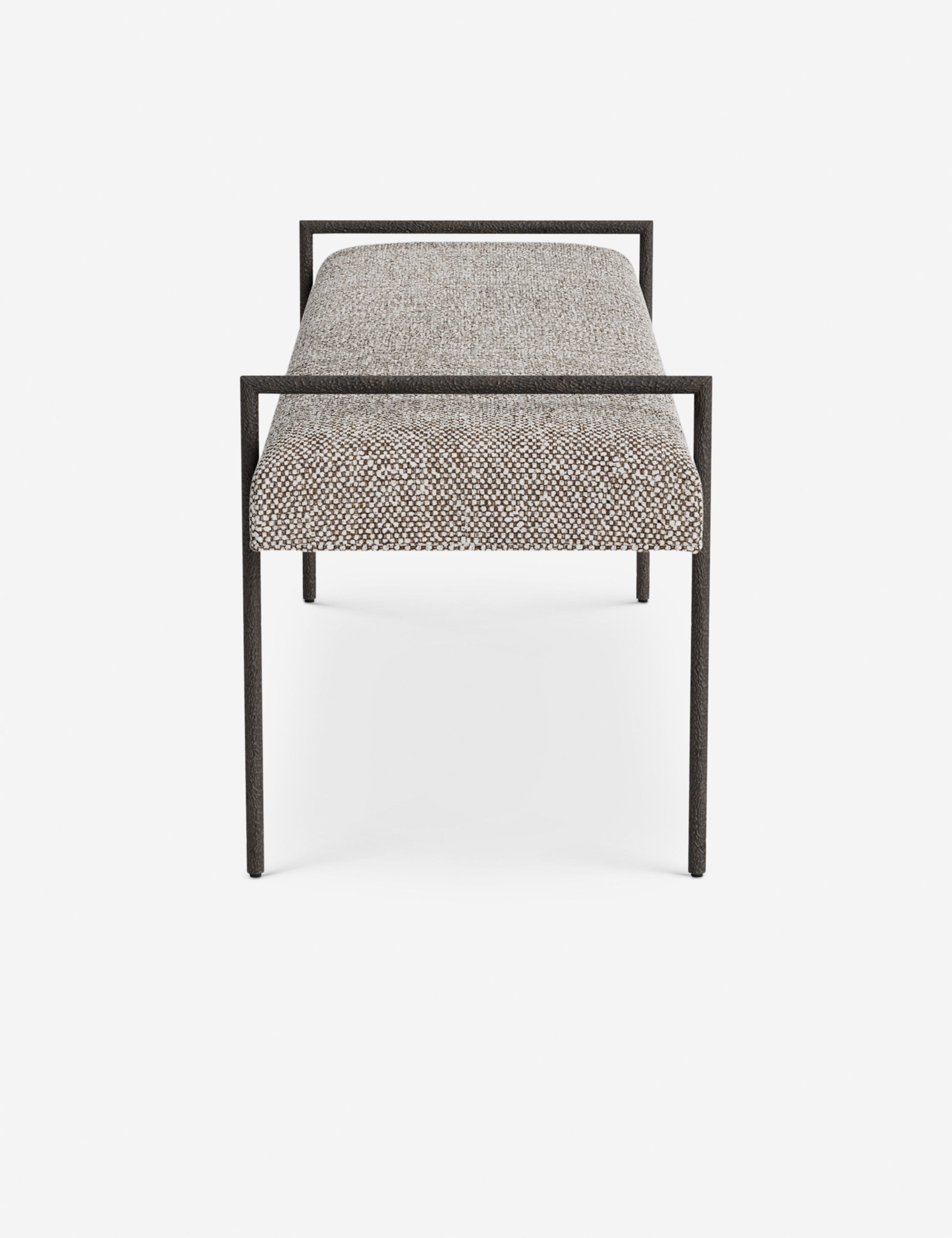 Banc - Une assise fine rembourrée repose sur un cadre métallique épuré, conférant à ce banc un profil net et architectural