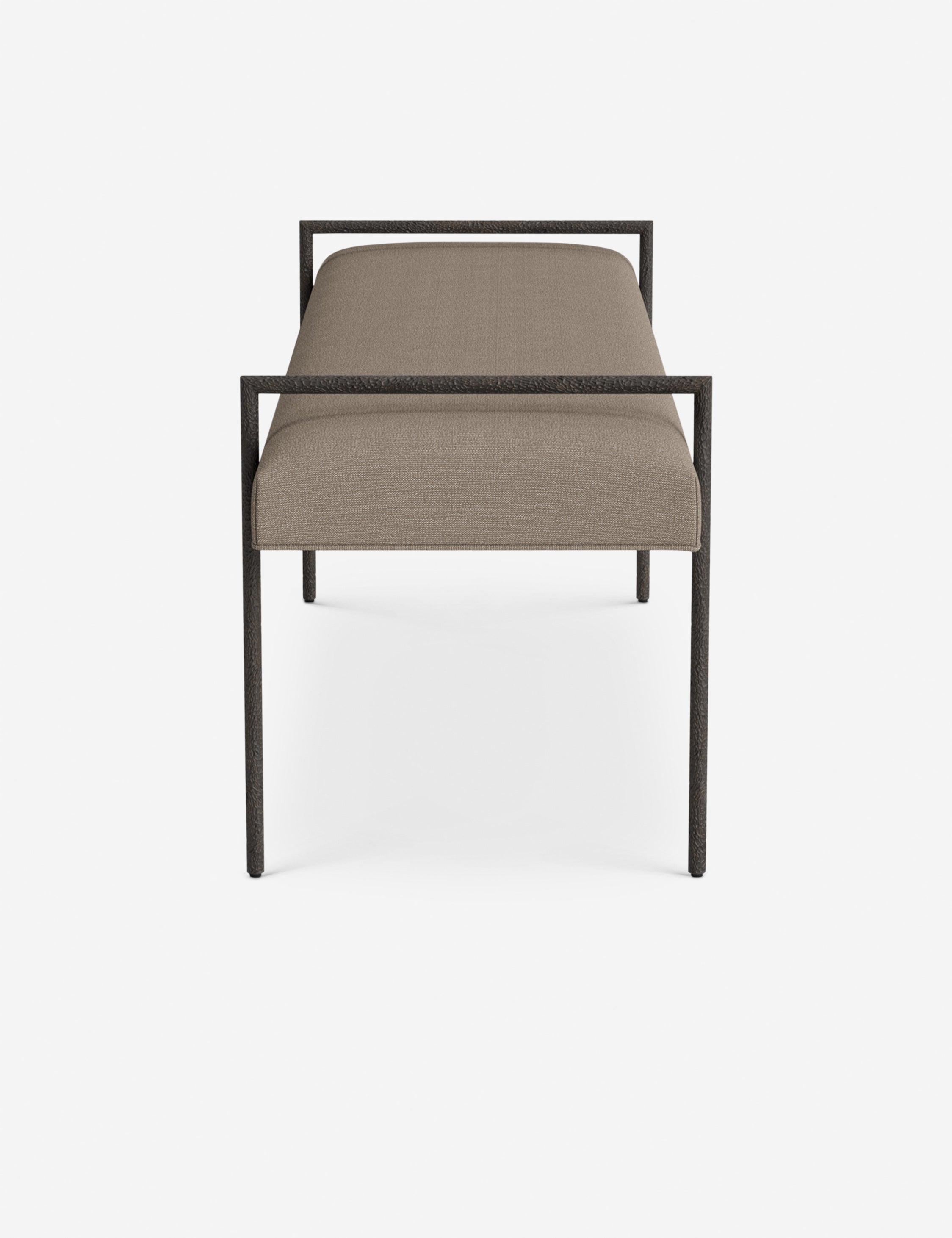 Banc - Une assise fine rembourrée repose sur un cadre métallique épuré, conférant à ce banc un profil net et architectural