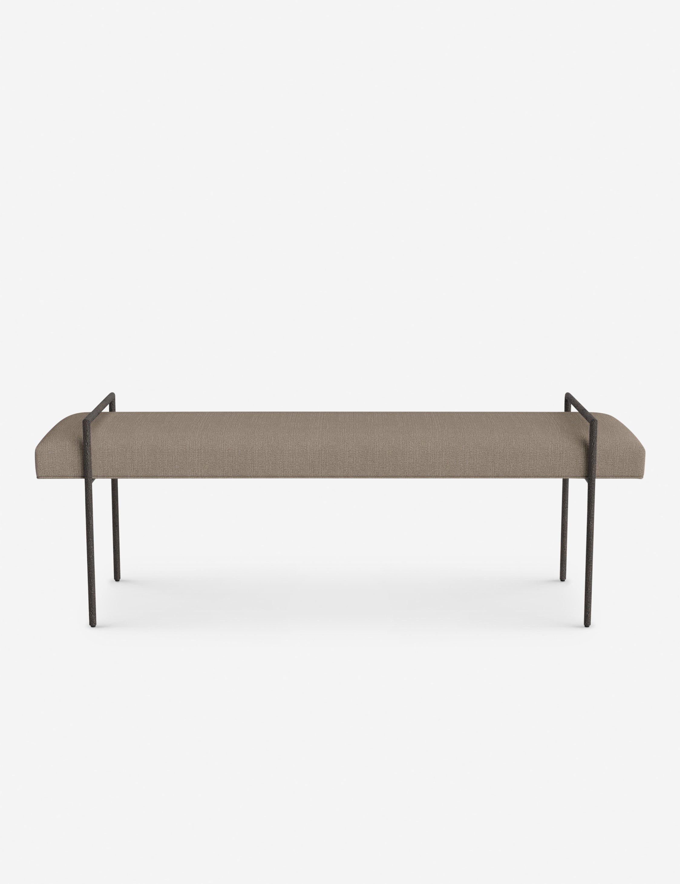 Banc - Une assise fine rembourrée repose sur un cadre métallique épuré, conférant à ce banc un profil net et architectural
