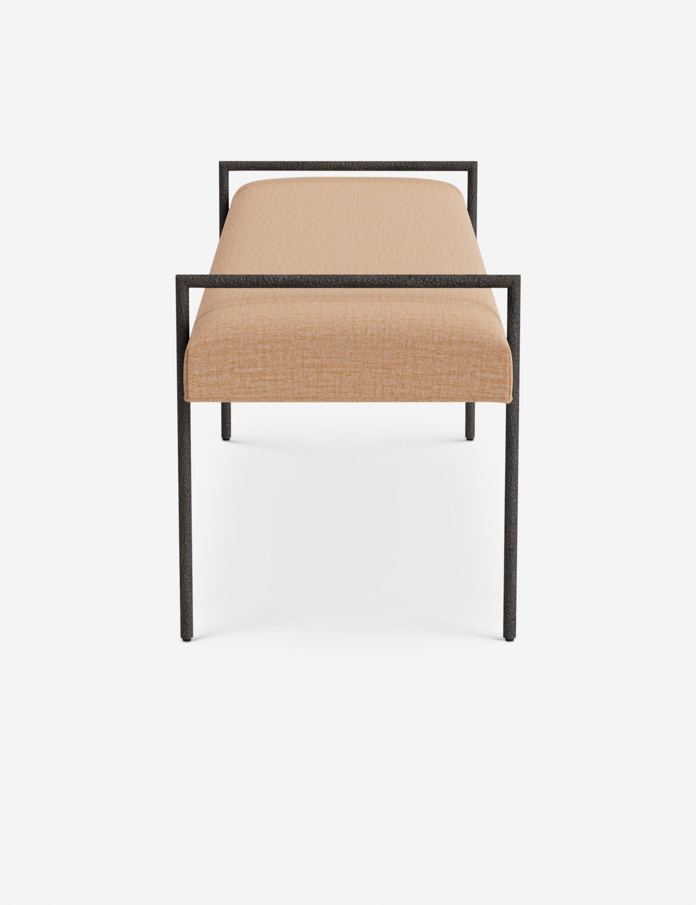 Banc - Une assise fine rembourrée repose sur un cadre métallique épuré, conférant à ce banc un profil net et architectural