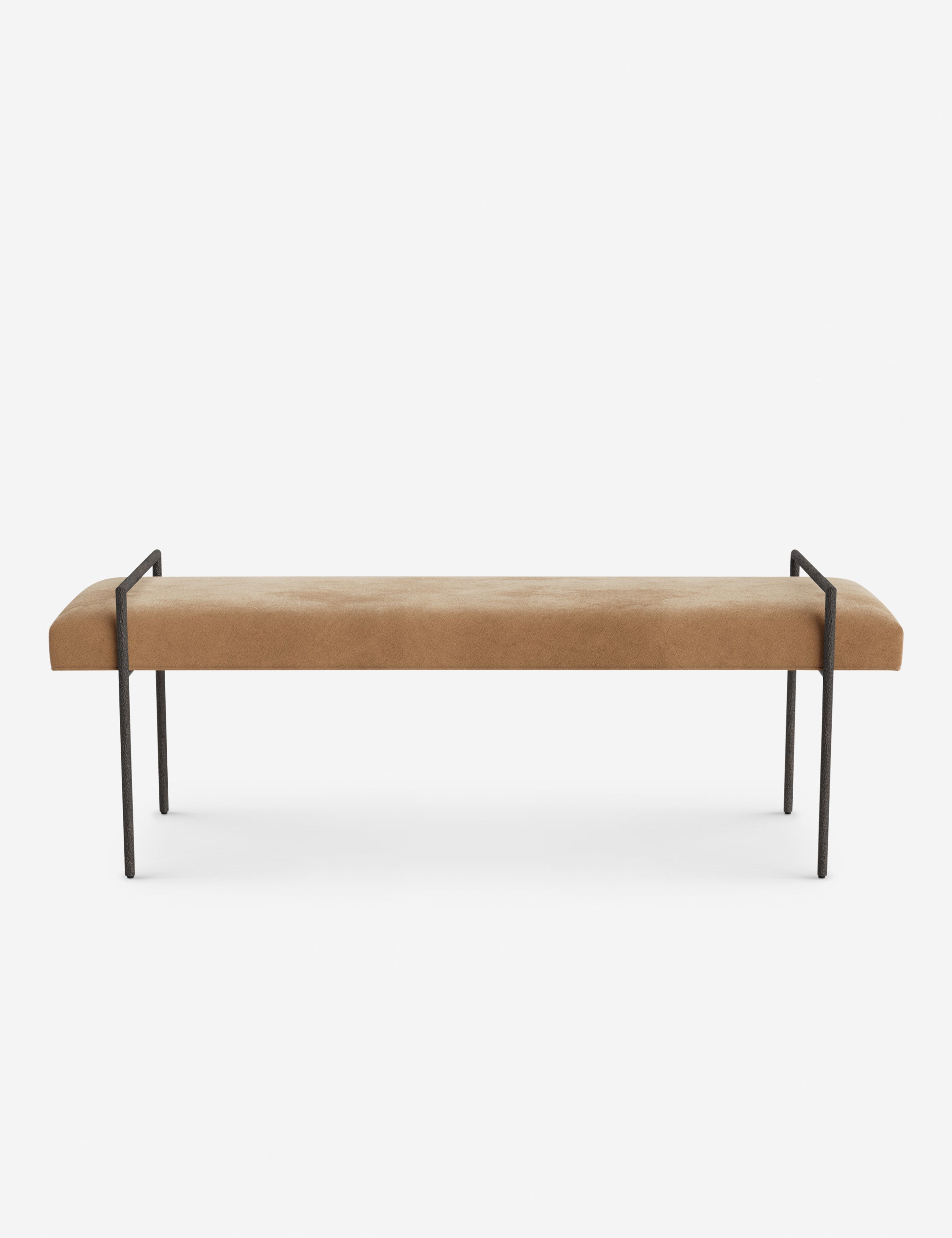 Banc - Une assise fine rembourrée repose sur un cadre métallique épuré, conférant à ce banc un profil net et architectural
