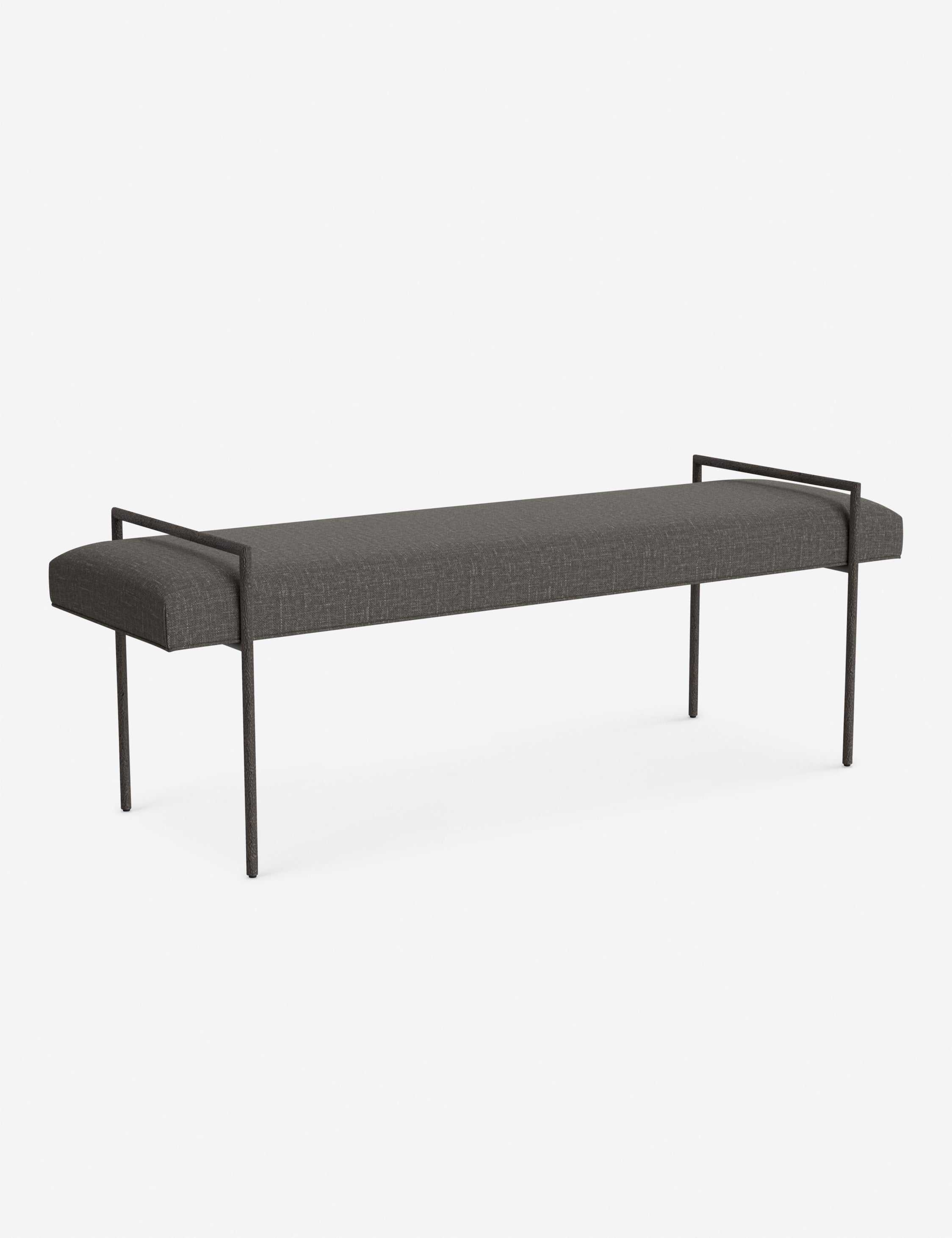 Banc - Une assise fine rembourrée repose sur un cadre métallique épuré, conférant à ce banc un profil net et architectural