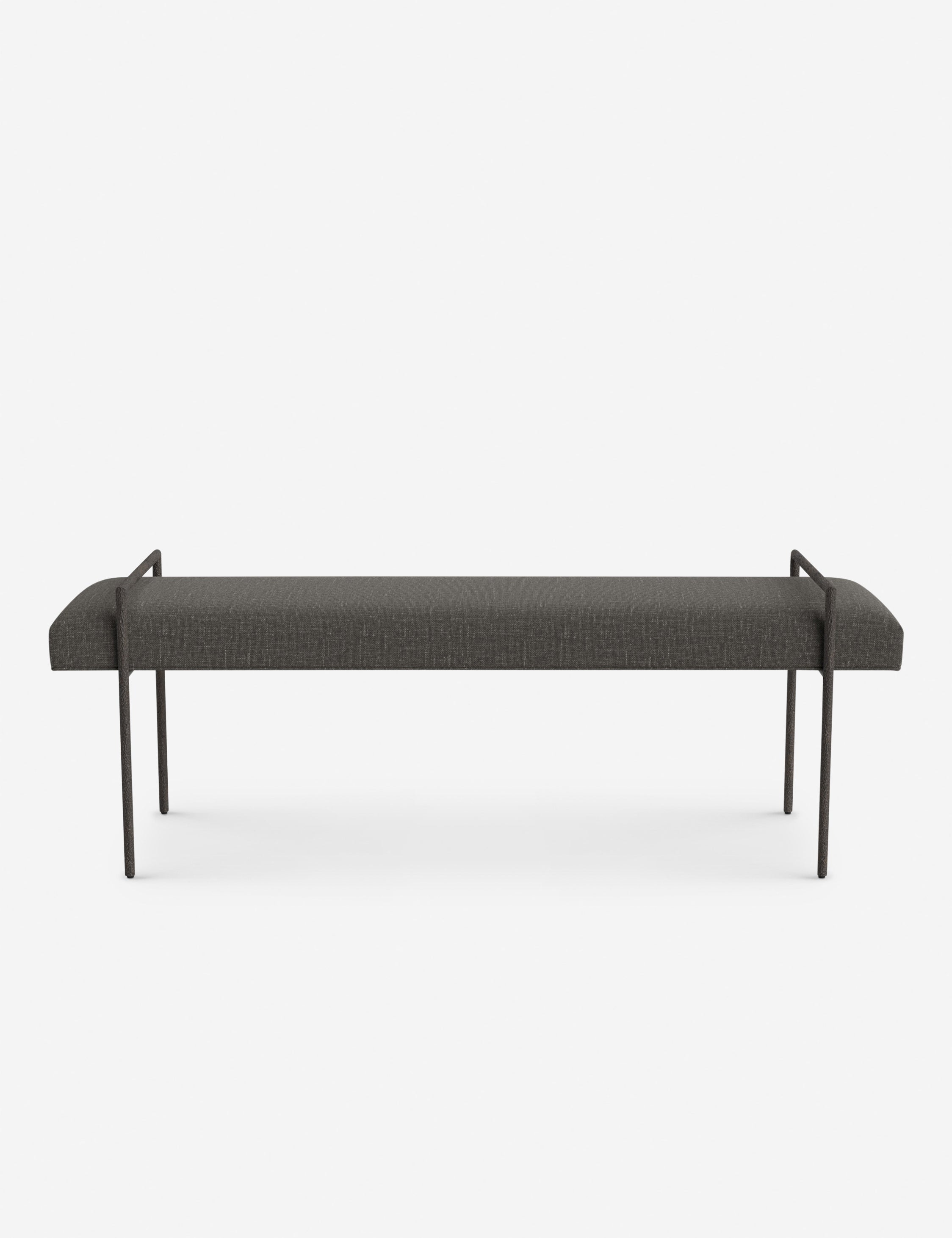 Banc - Une assise fine rembourrée repose sur un cadre métallique épuré, conférant à ce banc un profil net et architectural