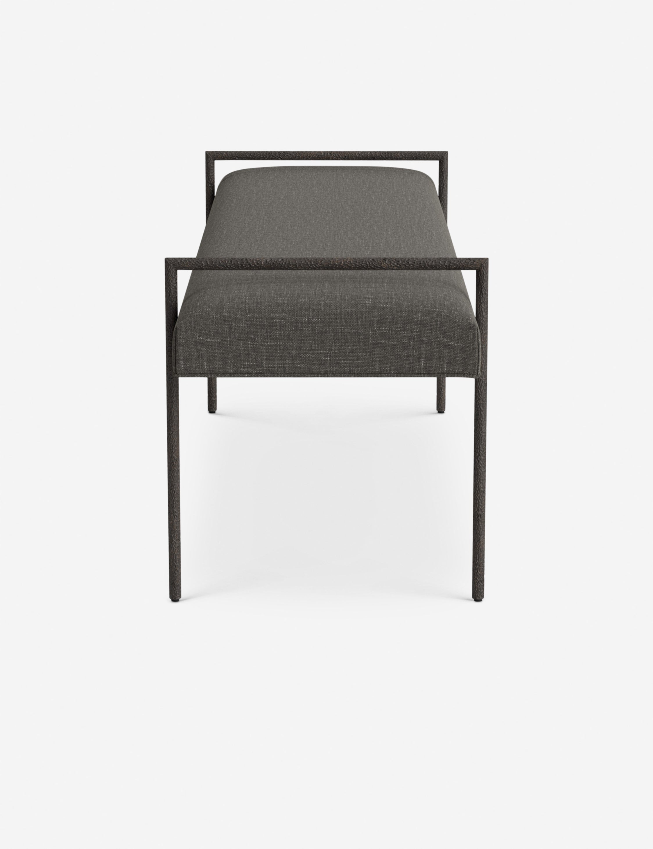 Banc - Une assise fine rembourrée repose sur un cadre métallique épuré, conférant à ce banc un profil net et architectural