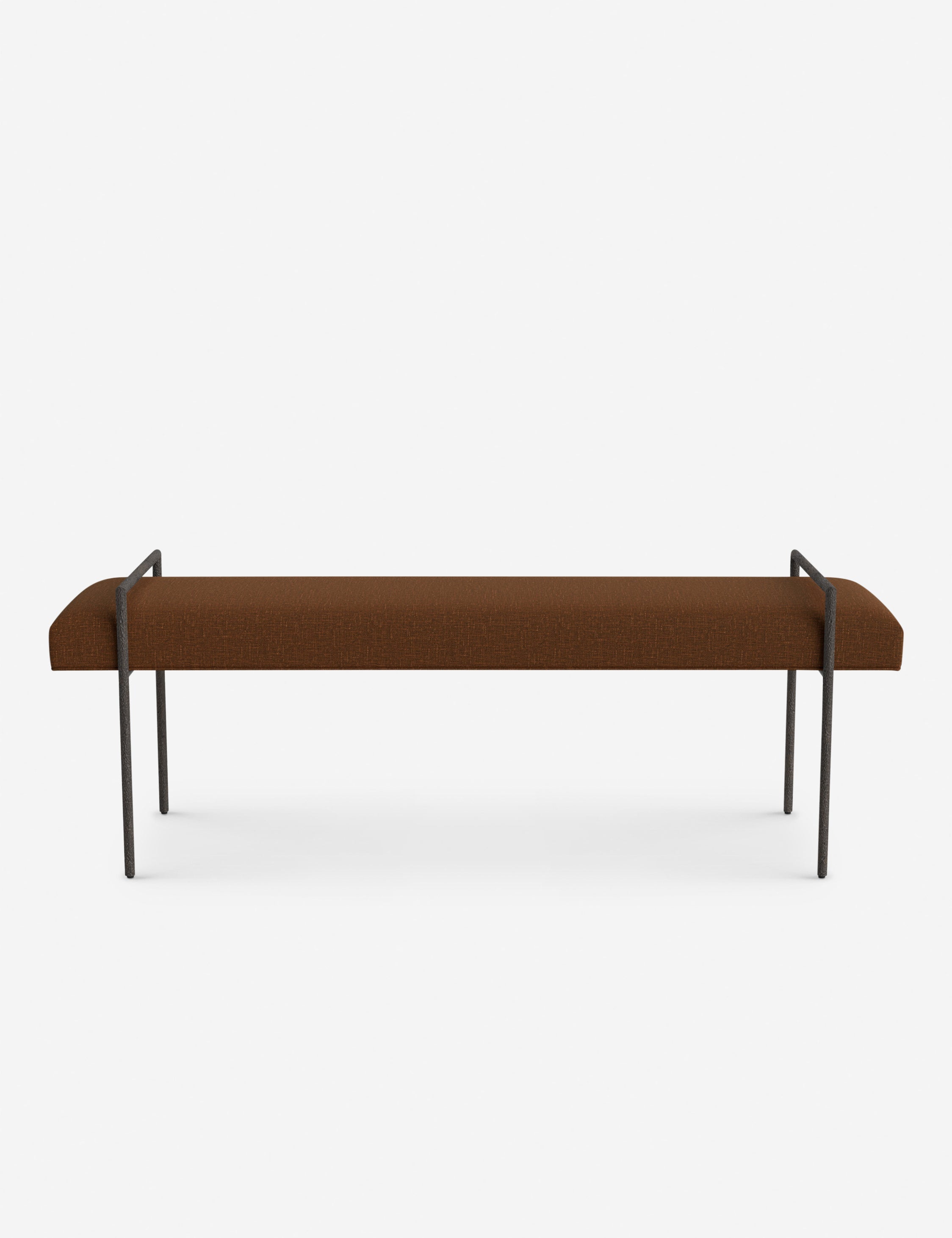 Banc - Une assise fine rembourrée repose sur un cadre métallique épuré, conférant à ce banc un profil net et architectural