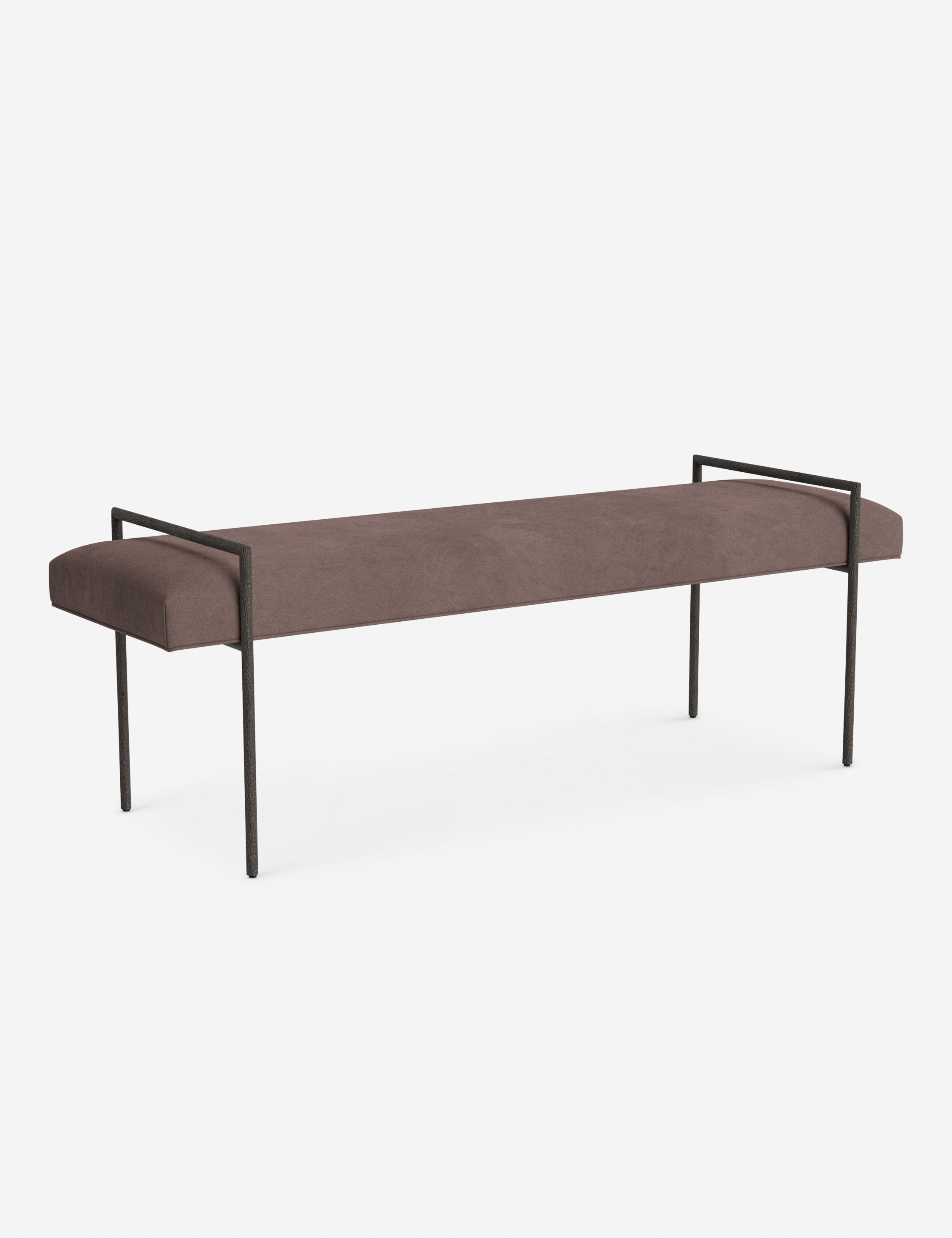 Banc - Une assise fine rembourrée repose sur un cadre métallique épuré, conférant à ce banc un profil net et architectural