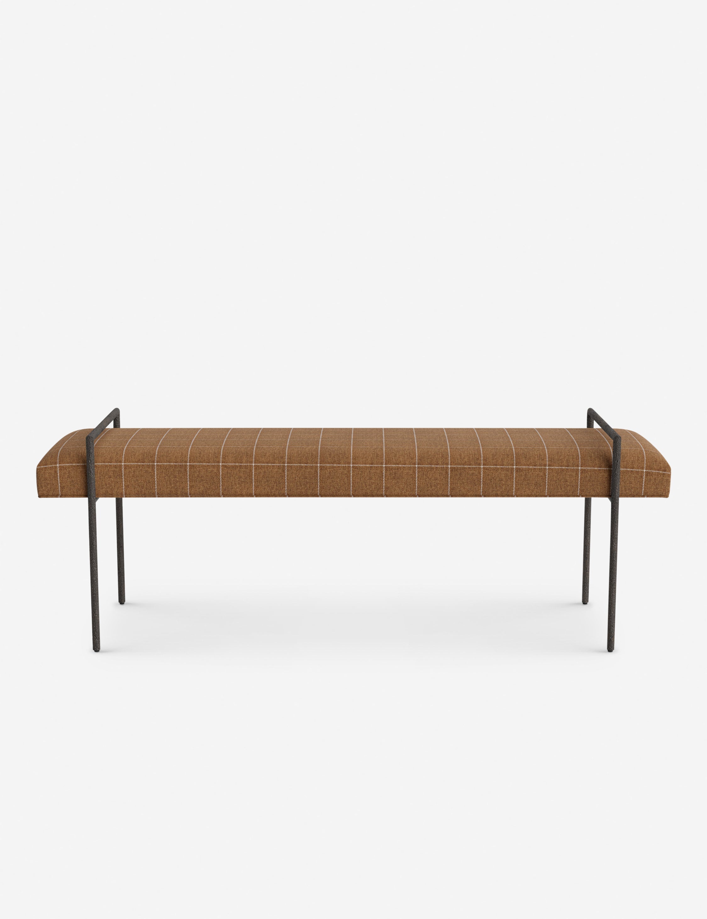 Banc - Une assise fine rembourrée repose sur un cadre métallique épuré, conférant à ce banc un profil net et architectural