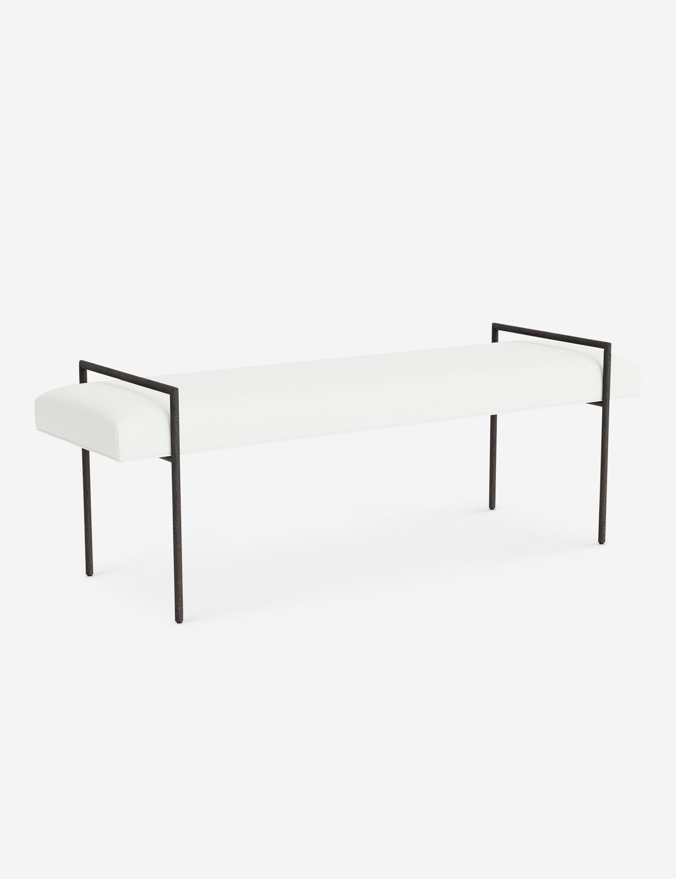 Banc - Une assise fine rembourrée repose sur un cadre métallique épuré, conférant à ce banc un profil net et architectural