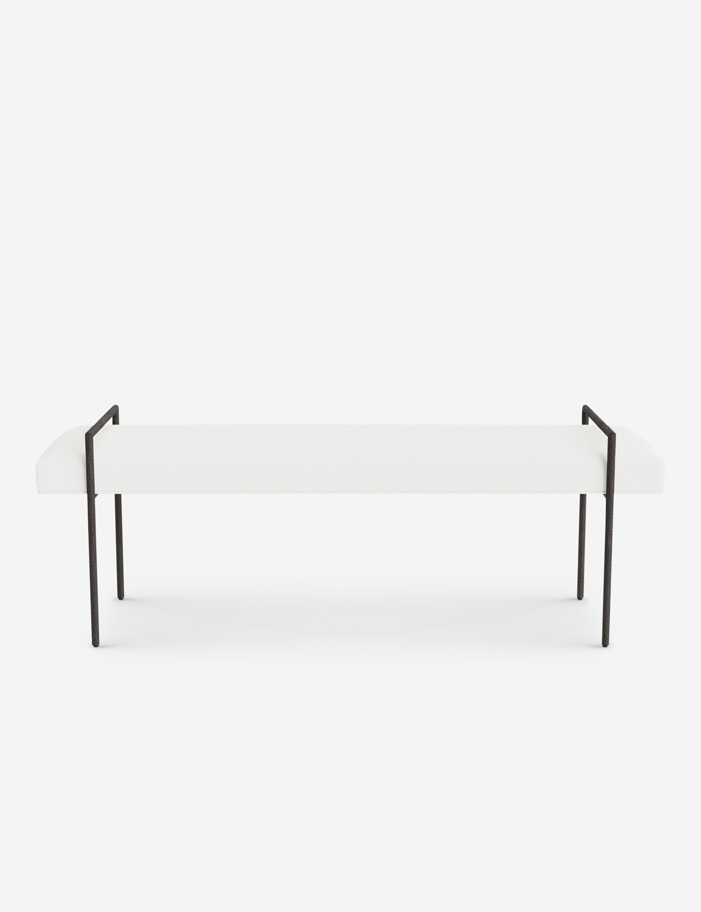 Banc - Une assise fine rembourrée repose sur un cadre métallique épuré, conférant à ce banc un profil net et architectural