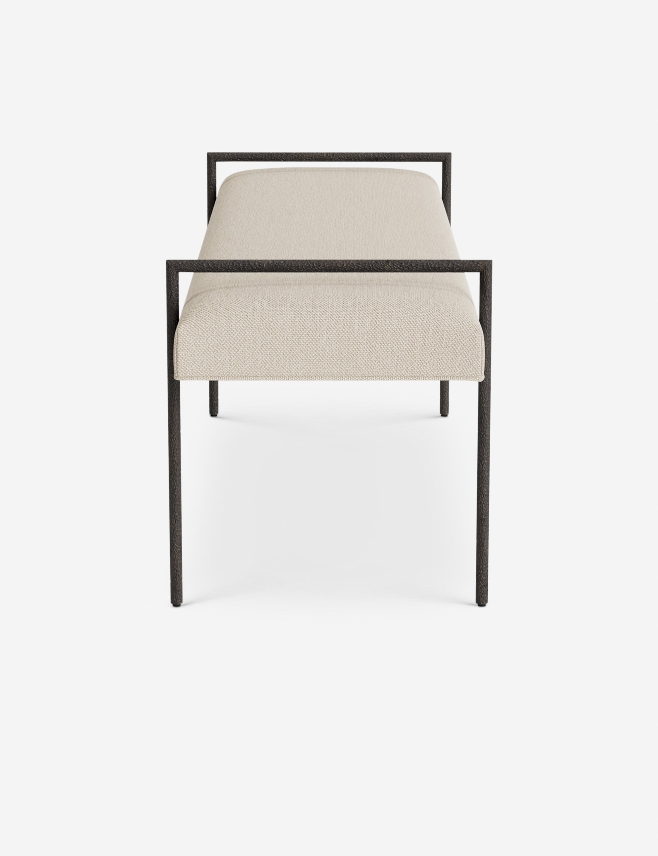Banc - Une assise fine rembourrée repose sur un cadre métallique épuré, conférant à ce banc un profil net et architectural