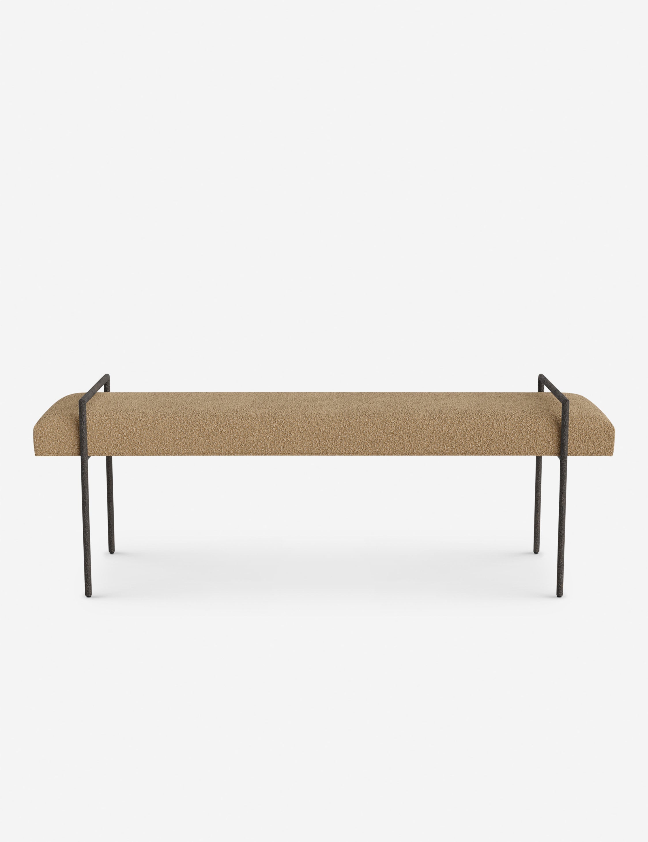 Banc - Une assise fine rembourrée repose sur un cadre métallique épuré, conférant à ce banc un profil net et architectural