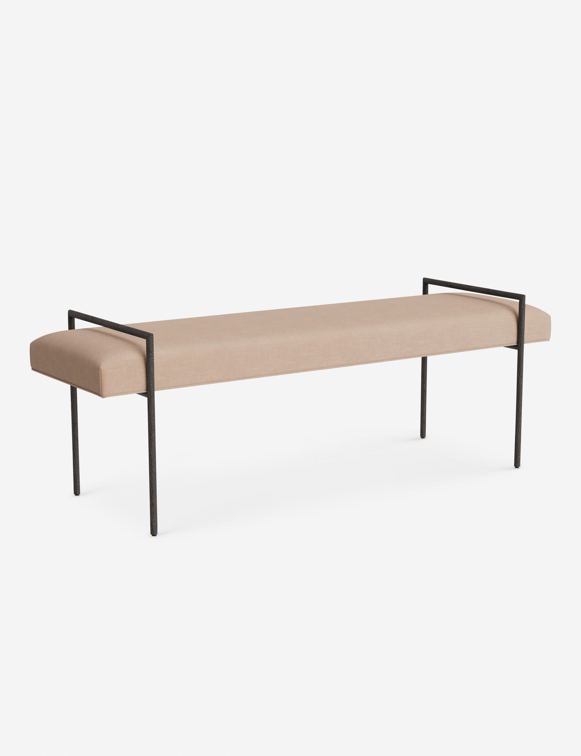 Banc - Une assise fine rembourrée repose sur un cadre métallique épuré, conférant à ce banc un profil net et architectural