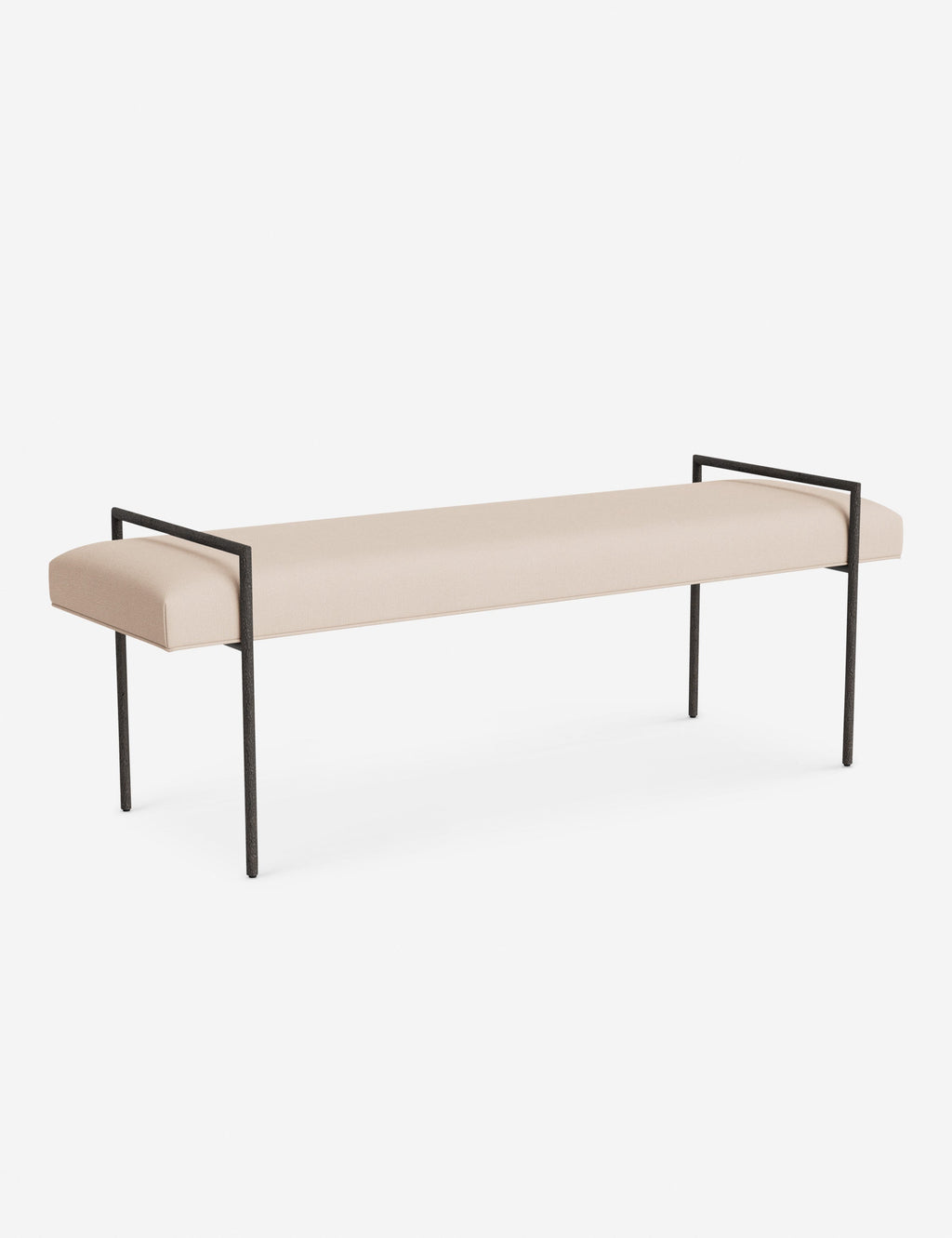 Banc - Une assise fine rembourrée repose sur un cadre métallique épuré, conférant à ce banc un profil net et architectural