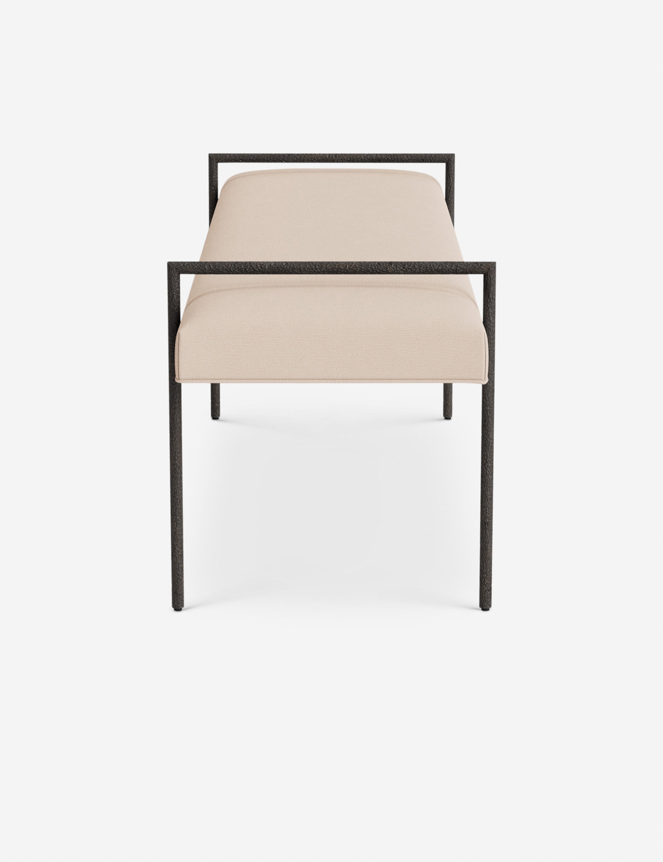 Banc - Une assise fine rembourrée repose sur un cadre métallique épuré, conférant à ce banc un profil net et architectural