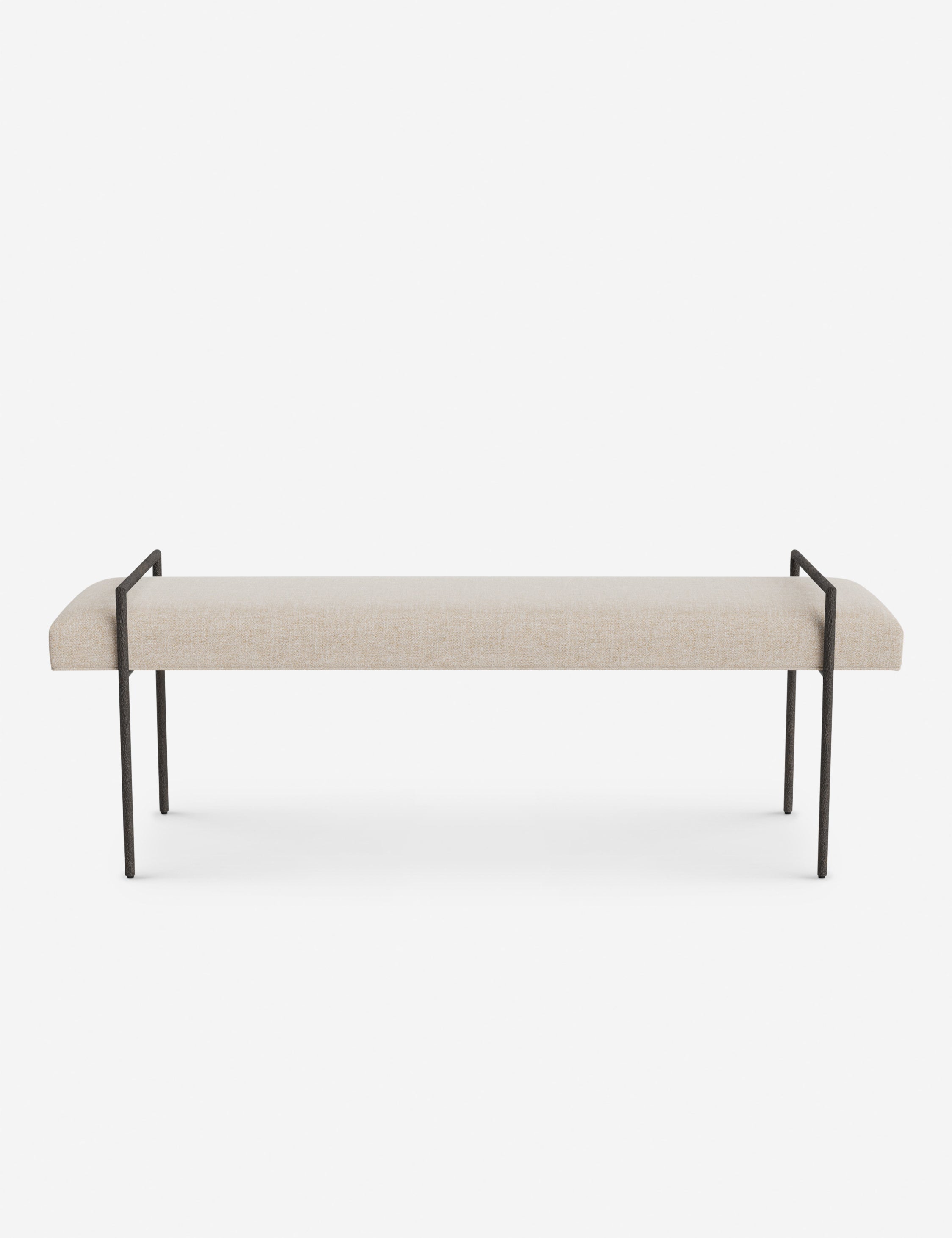 Banc - Une assise fine rembourrée repose sur un cadre métallique épuré, conférant à ce banc un profil net et architectural