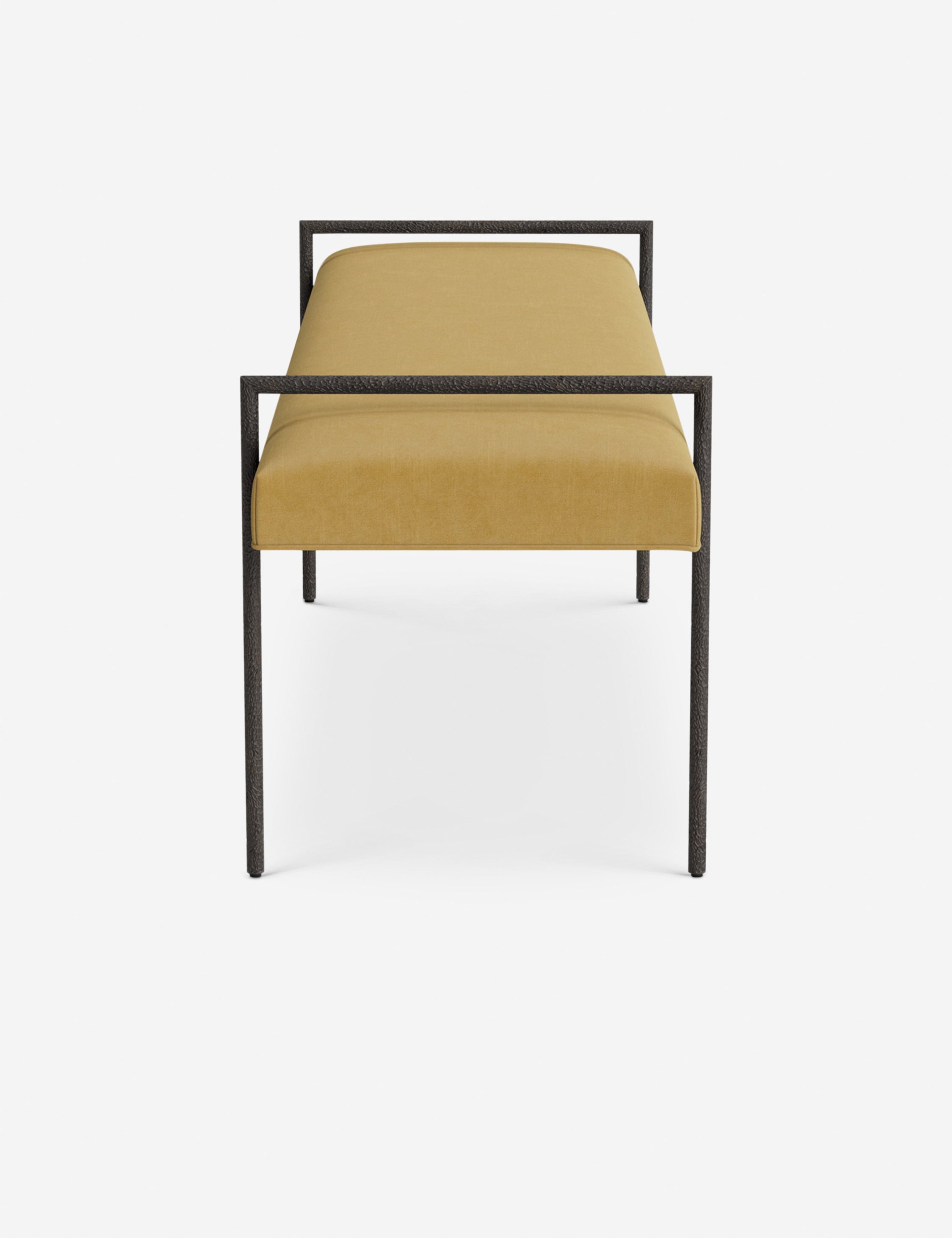 Banc - Une assise fine rembourrée repose sur un cadre métallique épuré, conférant à ce banc un profil net et architectural