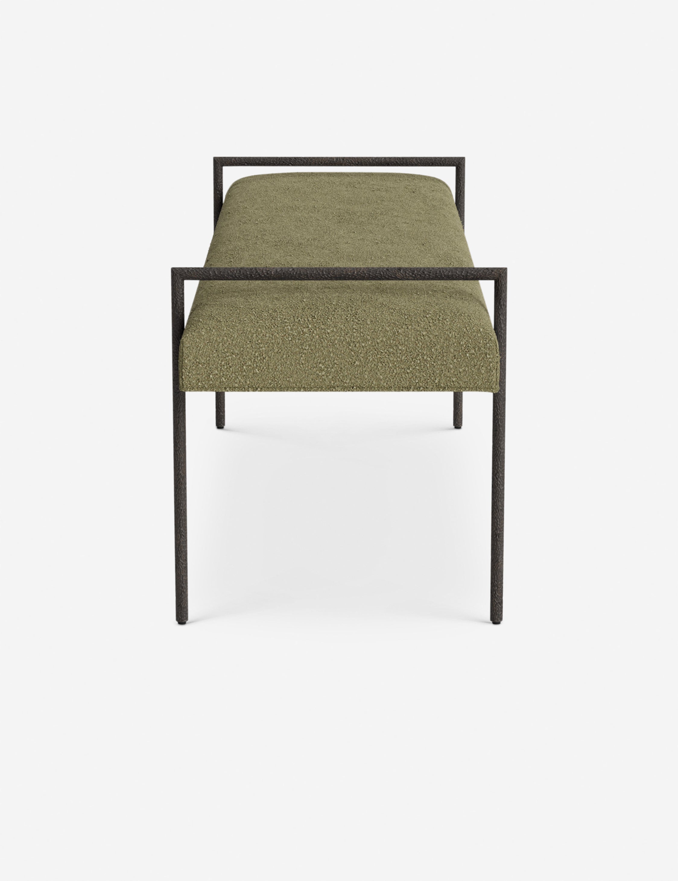 Banc - Une assise fine rembourrée repose sur un cadre métallique épuré, conférant à ce banc un profil net et architectural