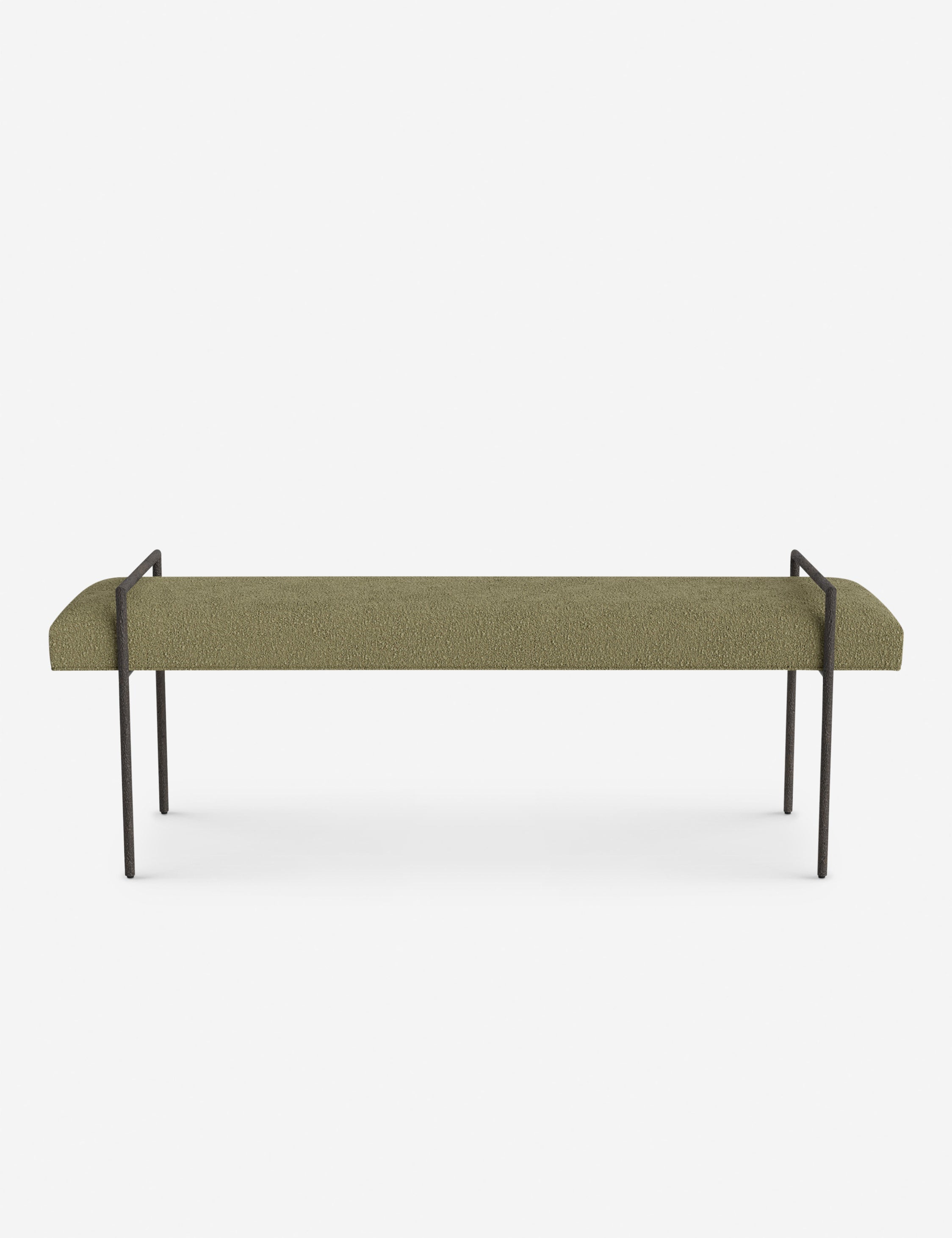 Banc - Une assise fine rembourrée repose sur un cadre métallique épuré, conférant à ce banc un profil net et architectural
