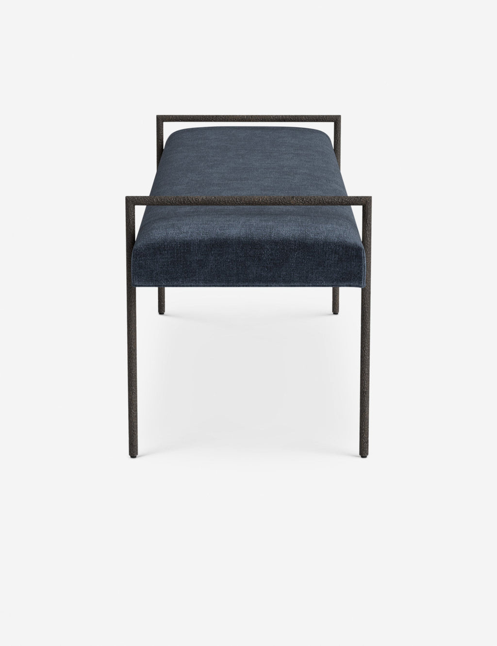 Banc - Une assise fine rembourrée repose sur un cadre métallique épuré, conférant à ce banc un profil net et architectural