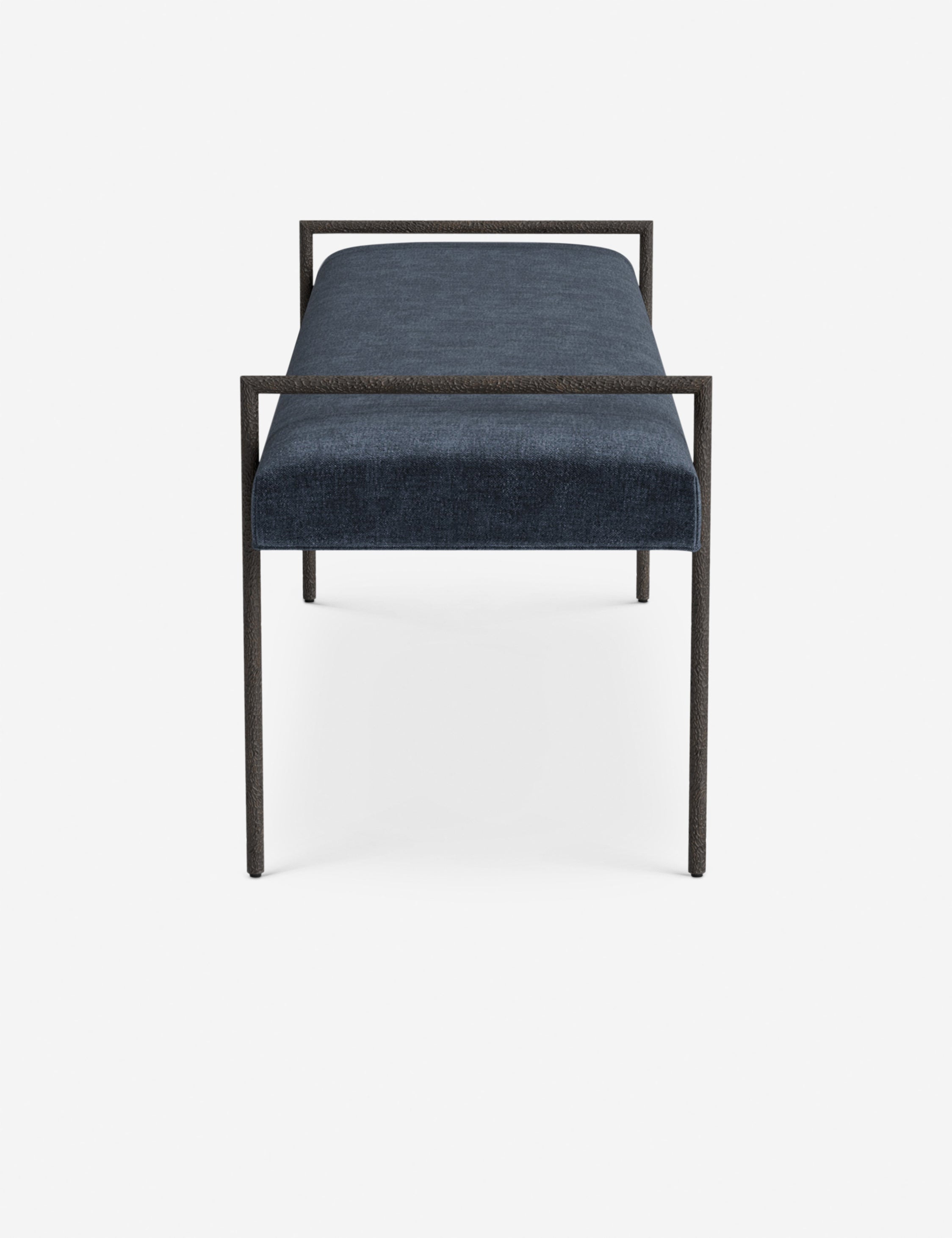 Banc - Une assise fine rembourrée repose sur un cadre métallique épuré, conférant à ce banc un profil net et architectural
