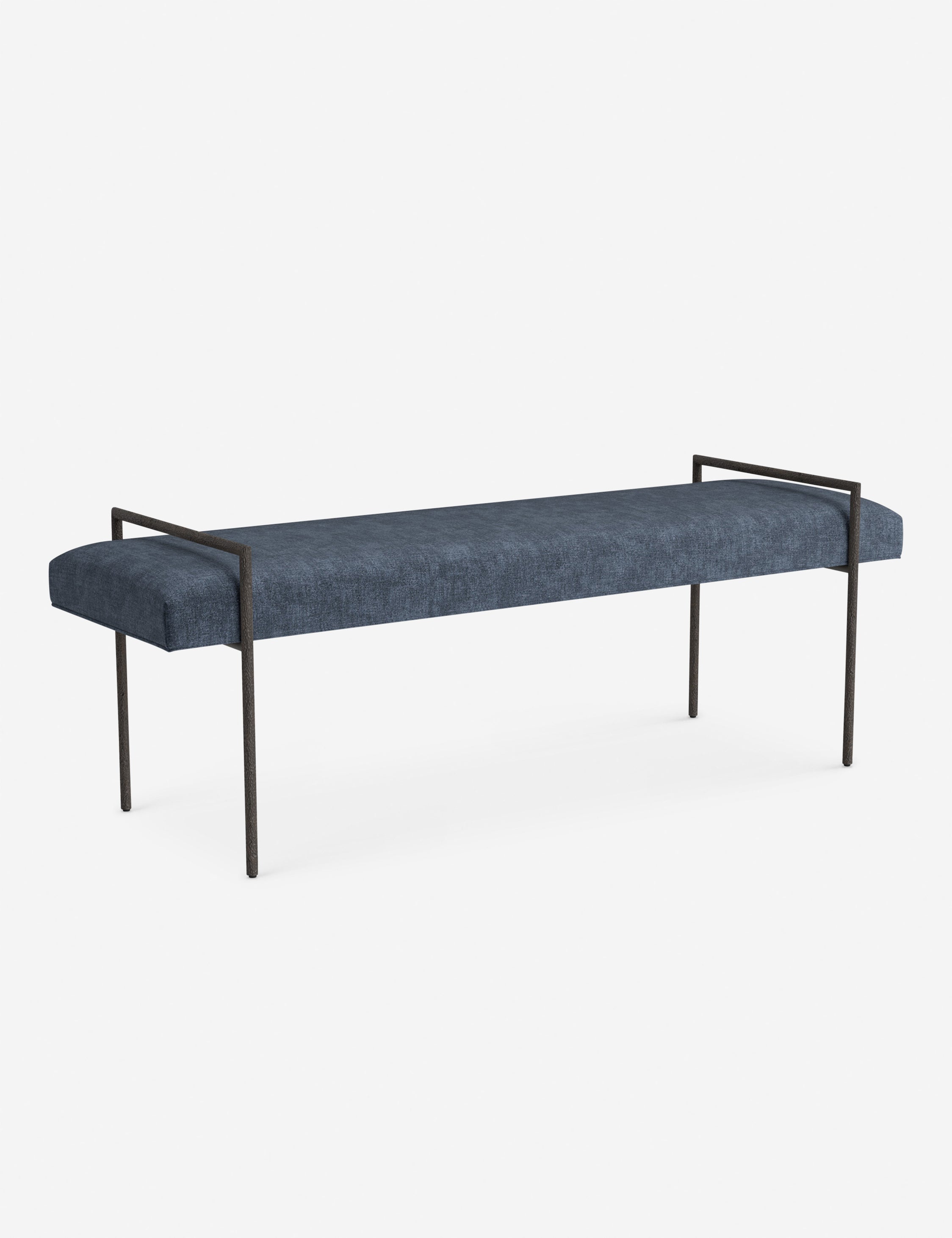 Banc - Une assise fine rembourrée repose sur un cadre métallique épuré, conférant à ce banc un profil net et architectural