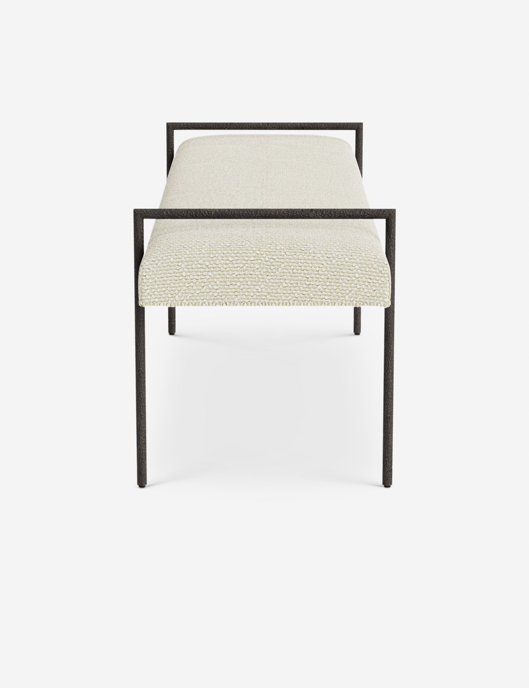 Banc - Une assise fine rembourrée repose sur un cadre métallique épuré, conférant à ce banc un profil net et architectural