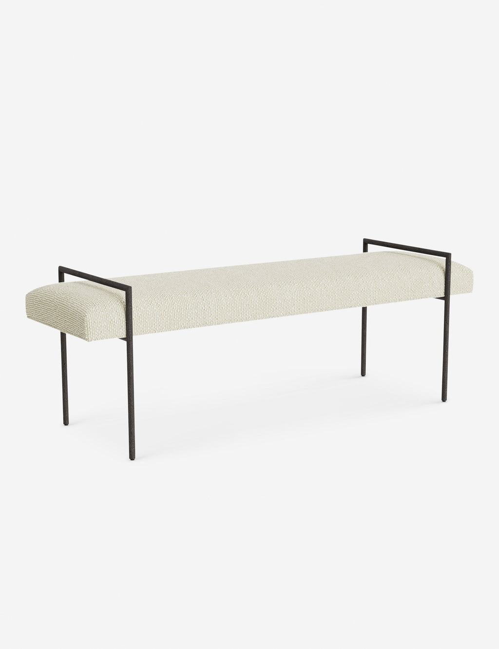 Banc - Une assise fine rembourrée repose sur un cadre métallique épuré, conférant à ce banc un profil net et architectural