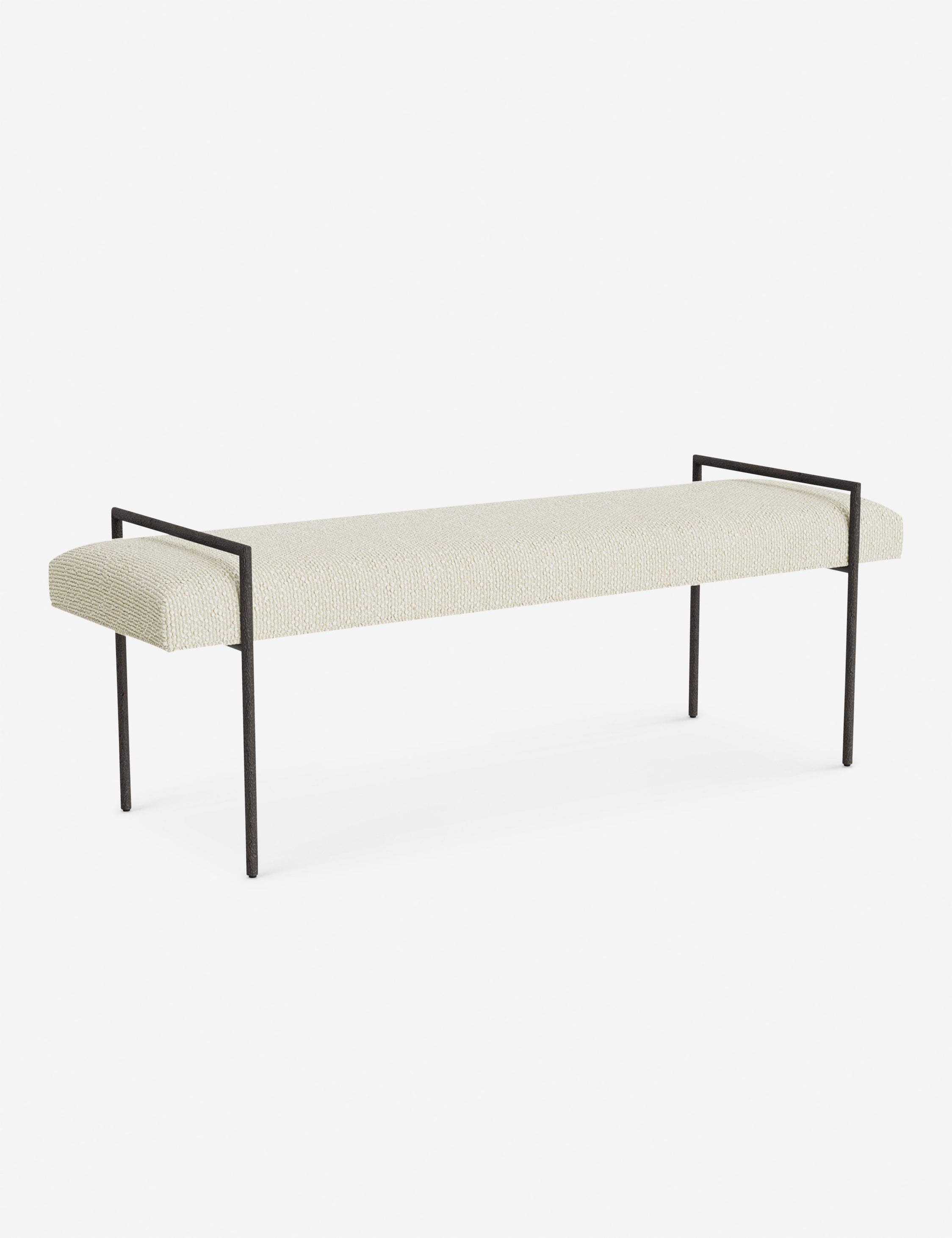Banc - Une assise fine rembourrée repose sur un cadre métallique épuré, conférant à ce banc un profil net et architectural