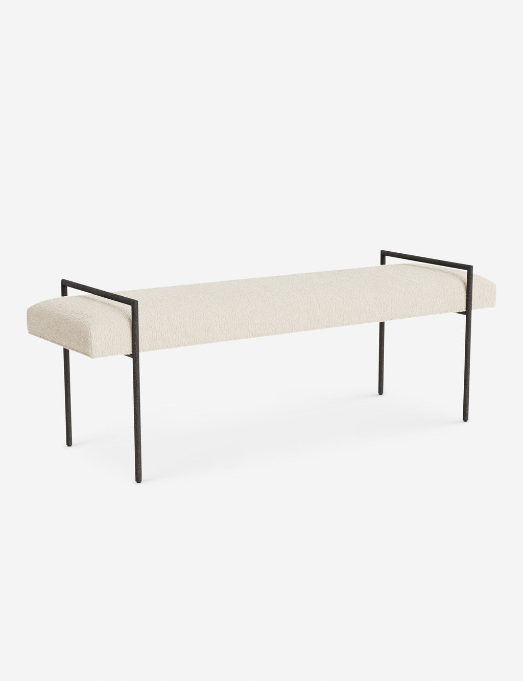 Banc - Une assise fine rembourrée repose sur un cadre métallique épuré, conférant à ce banc un profil net et architectural