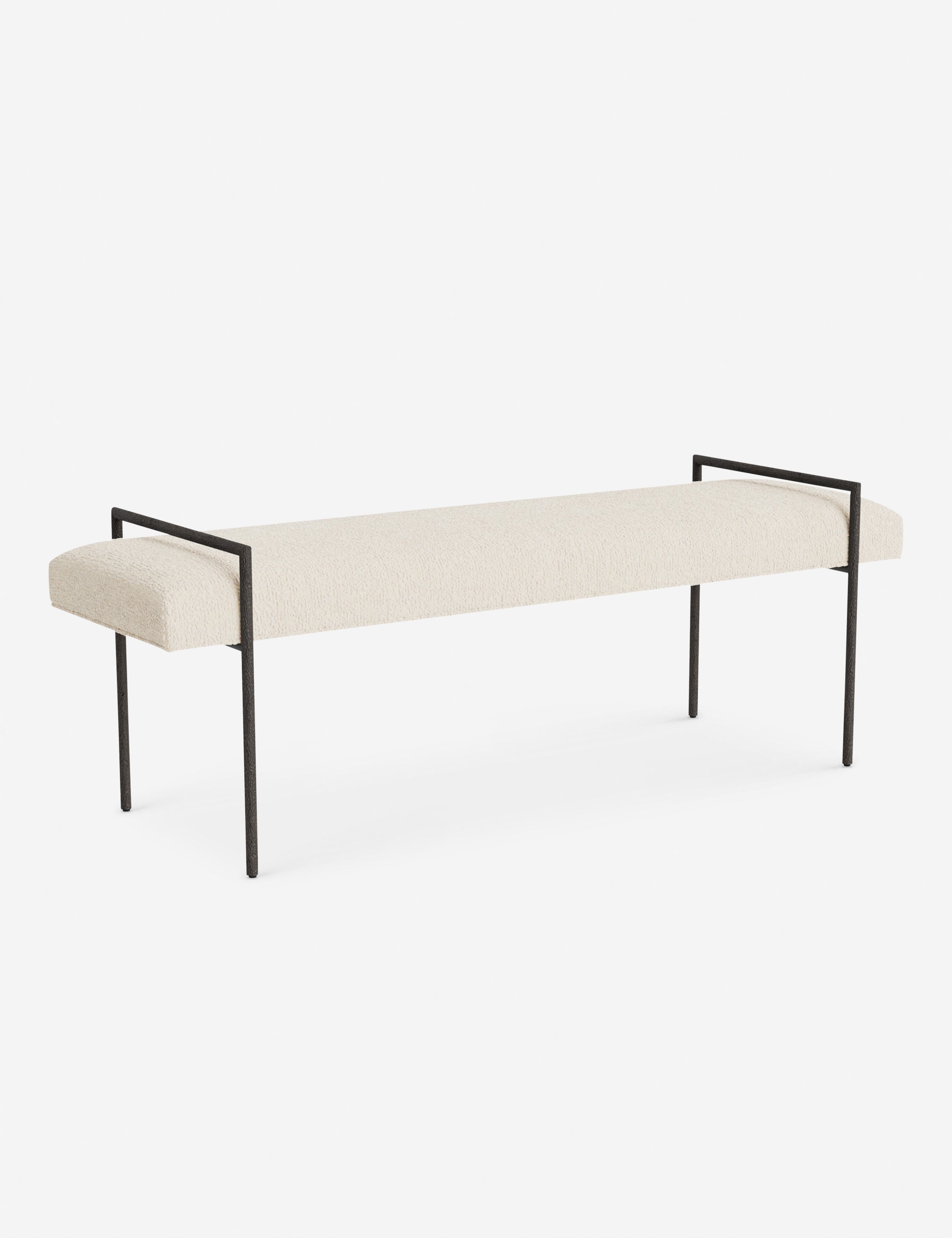 Banc - Une assise fine rembourrée repose sur un cadre métallique épuré, conférant à ce banc un profil net et architectural