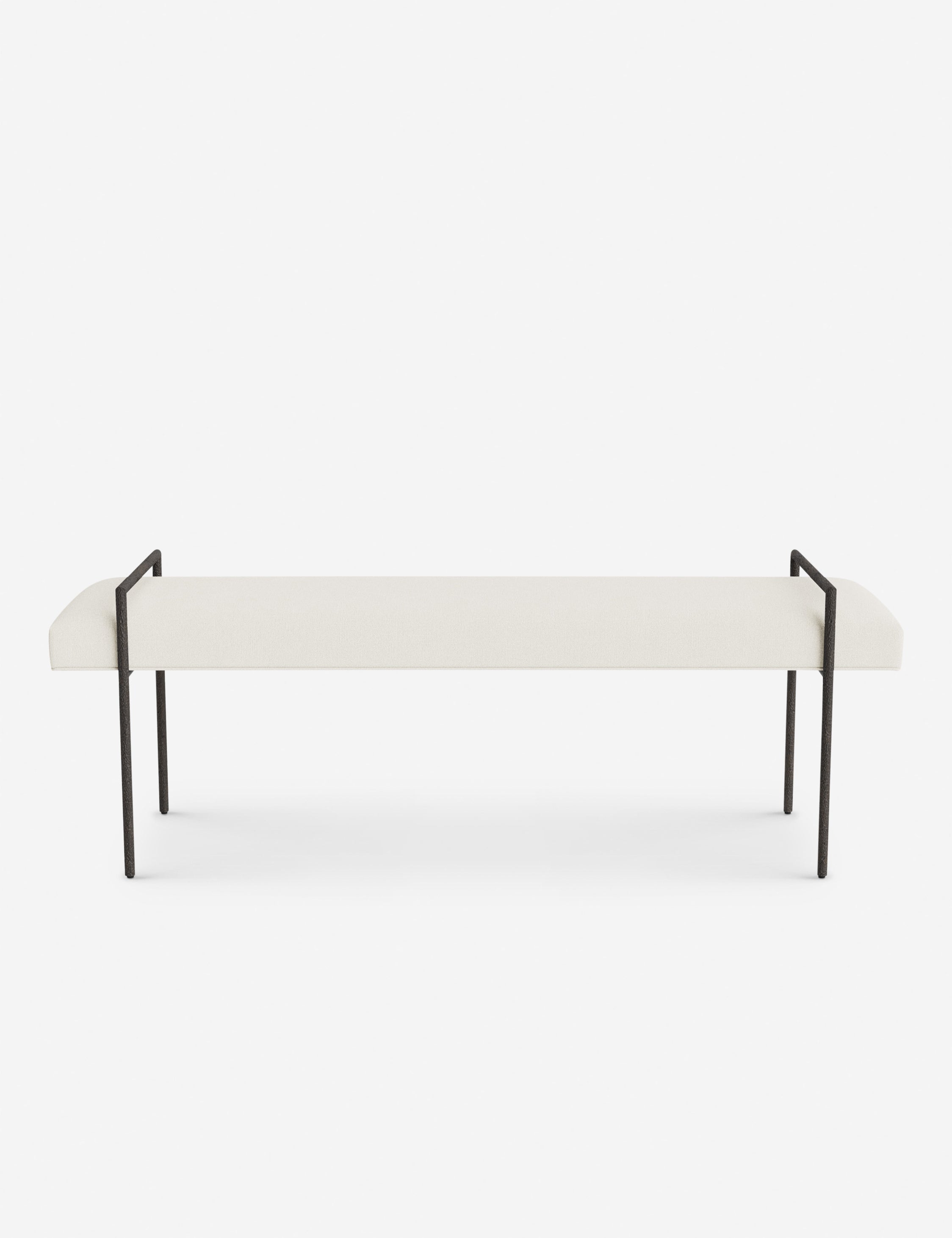 Banc - Une assise fine rembourrée repose sur un cadre métallique épuré, conférant à ce banc un profil net et architectural