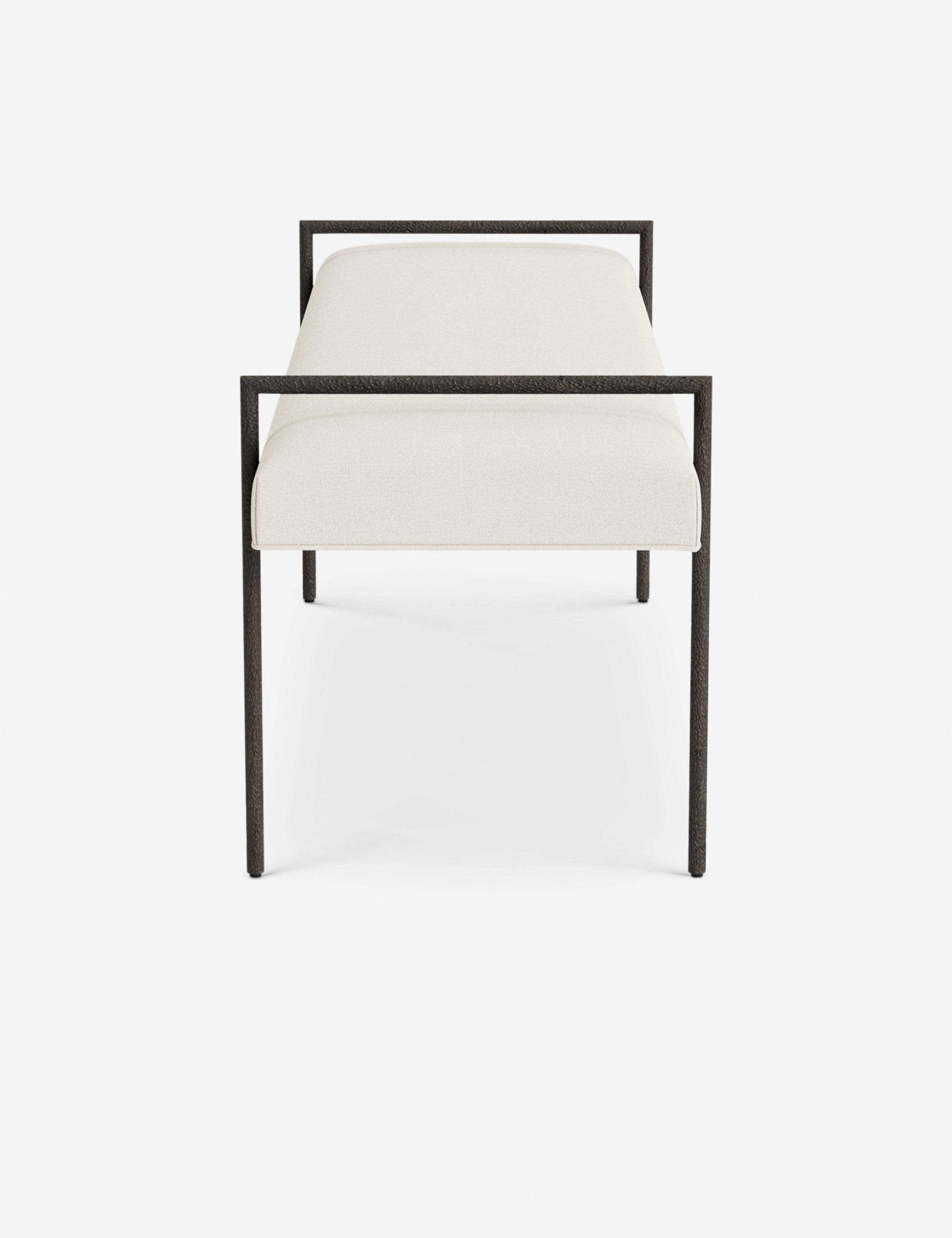 Banc - Une assise fine rembourrée repose sur un cadre métallique épuré, conférant à ce banc un profil net et architectural
