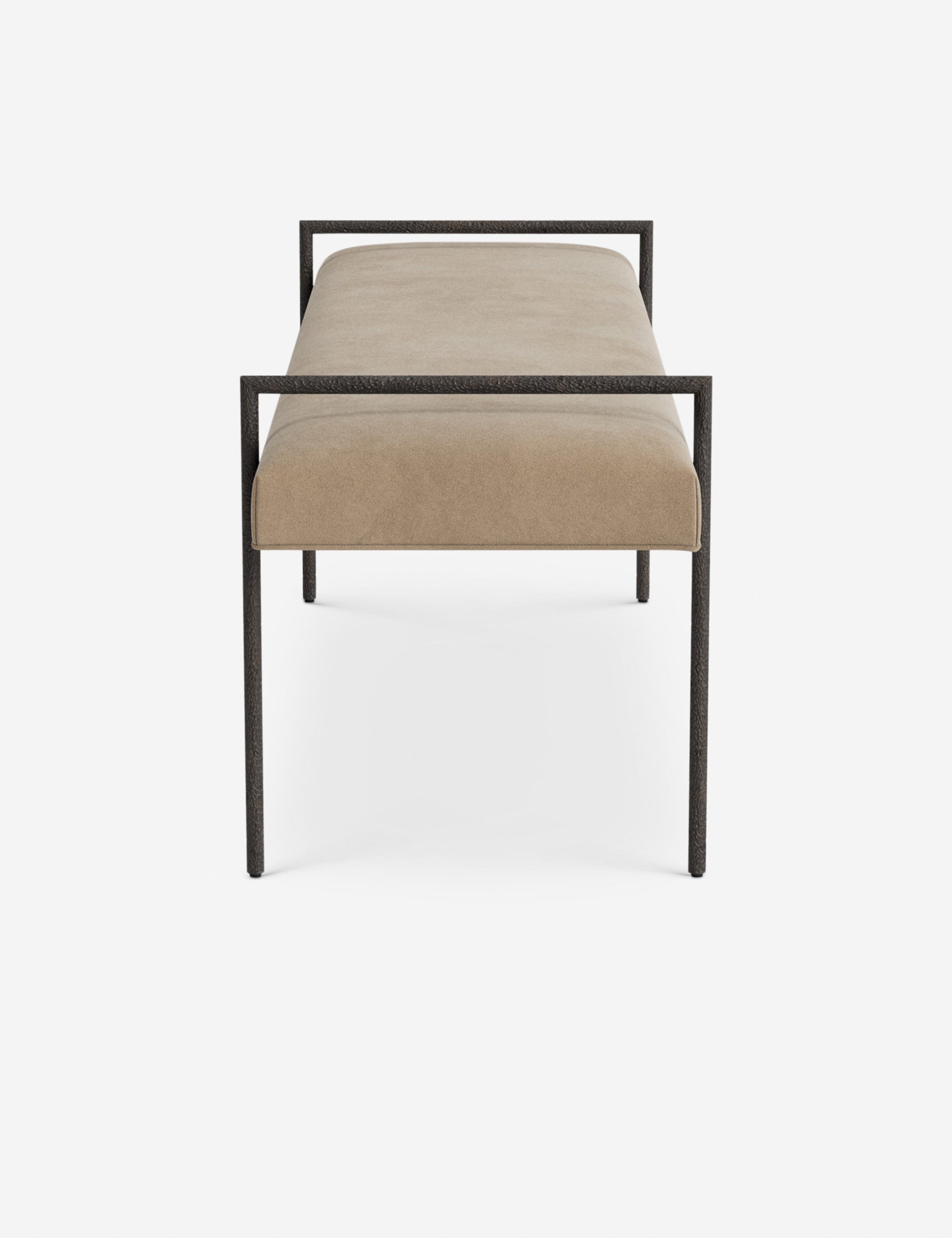 Banc - Une assise fine rembourrée repose sur un cadre métallique épuré, conférant à ce banc un profil net et architectural