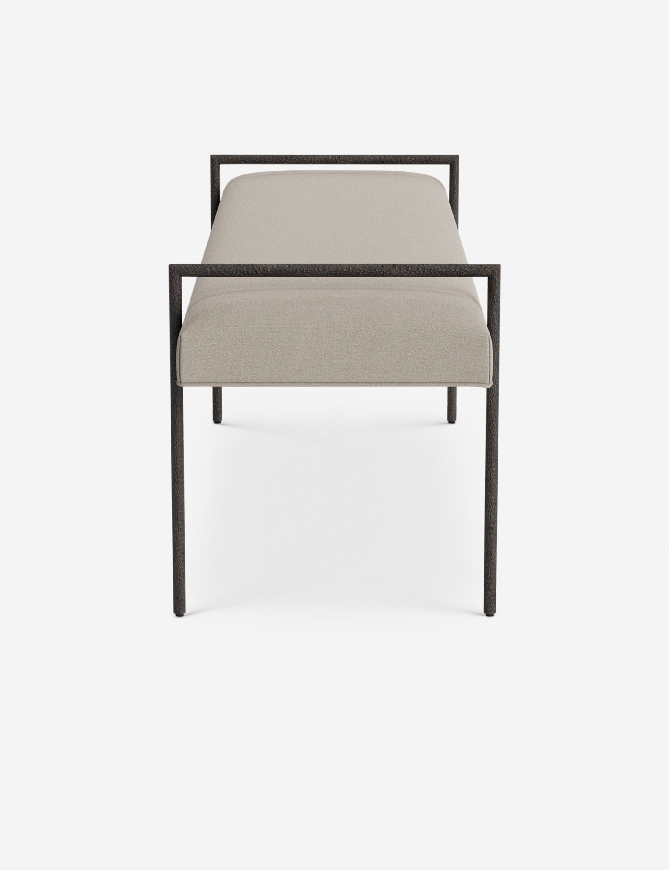 Banc - Une assise fine rembourrée repose sur un cadre métallique épuré, conférant à ce banc un profil net et architectural