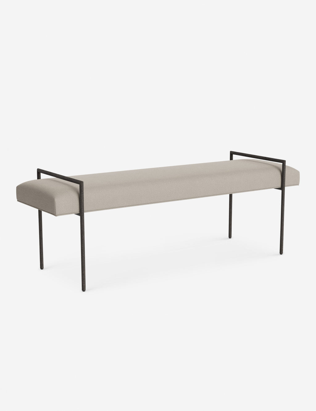 Banc - Une assise fine rembourrée repose sur un cadre métallique épuré, conférant à ce banc un profil net et architectural