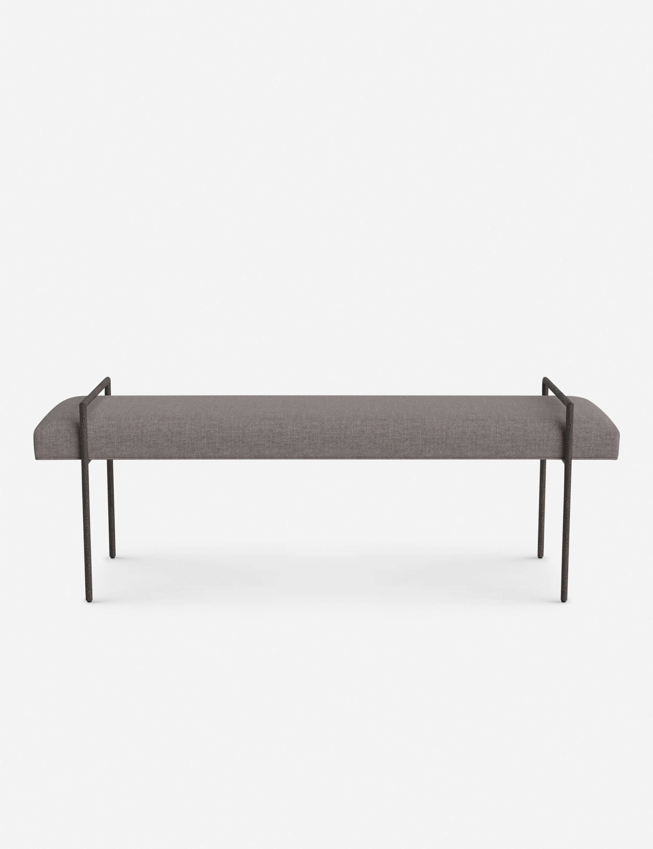 Banc - Une assise fine rembourrée repose sur un cadre métallique épuré, conférant à ce banc un profil net et architectural