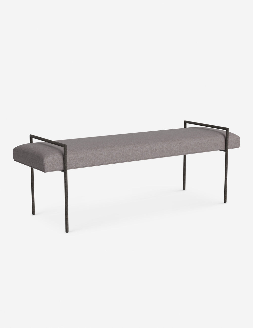 Banc - Une assise fine rembourrée repose sur un cadre métallique épuré, conférant à ce banc un profil net et architectural